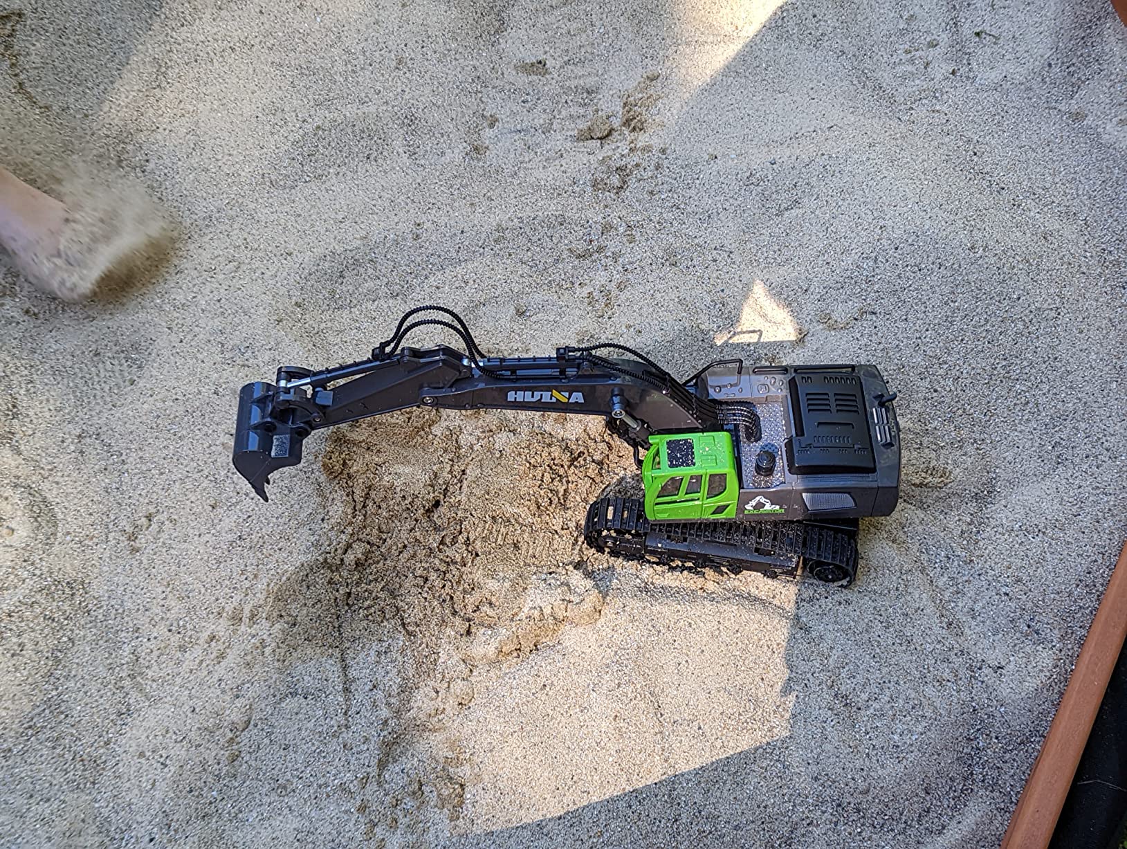 KidsFaves Giant Remote Control Forklift 1:10 Scale 13 Inches Tall 8-Channel Full-Featured Forklift Construction Toy Truck Rc Truck Toy Birthday Gift Idea for Kid customer photo 1