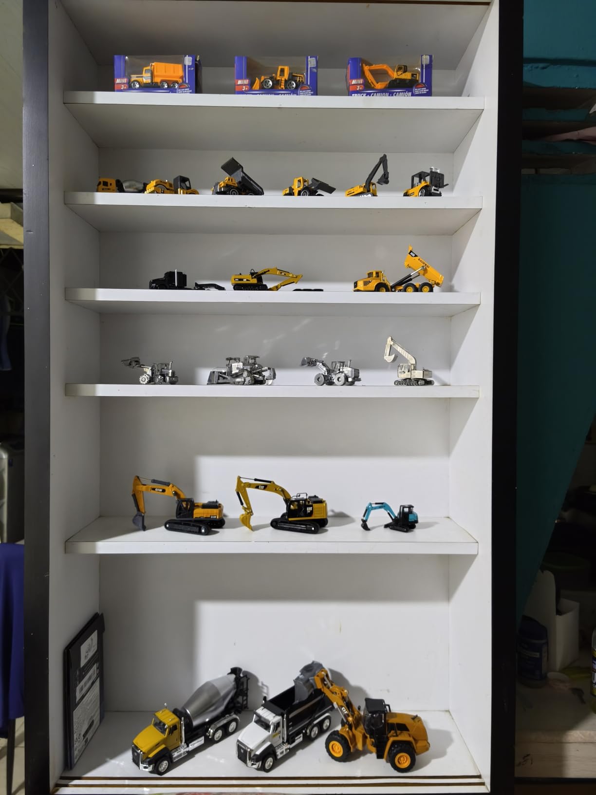 Diecast Masters 1/87 Kenworth T880s SBFS 40in Sleeper Tandem Tractor w/Lowboy & Caterpillar 320D L Hydraulic Excavator 84420 customer photo 1