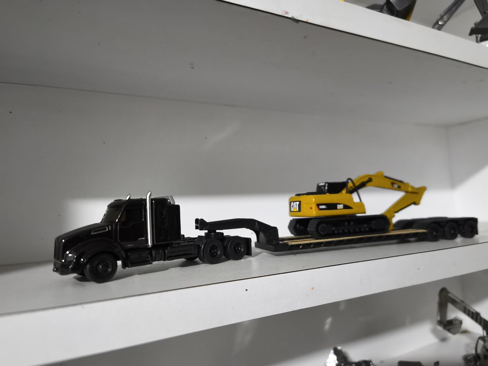Diecast Masters 1/87 Kenworth T880s SBFS 40in Sleeper Tandem Tractor w/Lowboy & Caterpillar 320D L Hydraulic Excavator 84420 customer photo 2