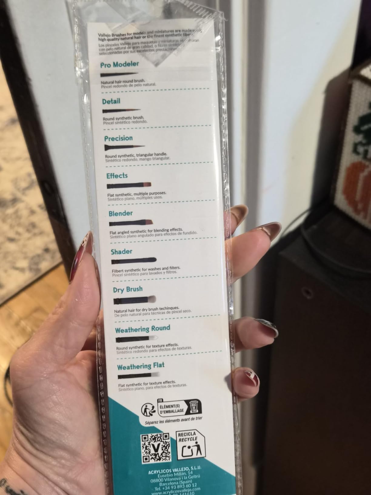 Vallejo - Starter Set | Hobby Brush Kit | Flagged Synthetic Bristles | Precision Series 1, 3/0 and Effects no. 4 | Lightweight and Ergonomic Wooden Handles | Ideal for Acrylic Detail Work customer photo 1