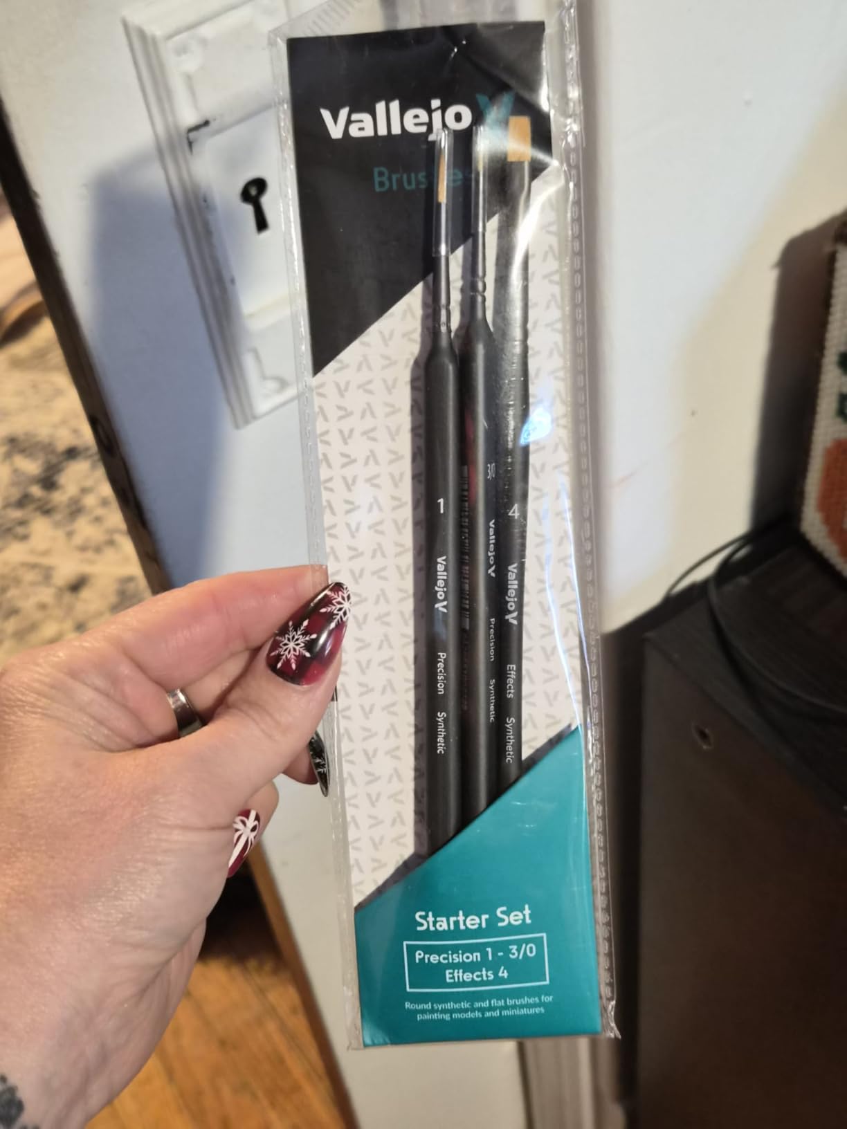 Vallejo - Starter Set | Hobby Brush Kit | Flagged Synthetic Bristles | Precision Series 1, 3/0 and Effects no. 4 | Lightweight and Ergonomic Wooden Handles | Ideal for Acrylic Detail Work customer photo 2