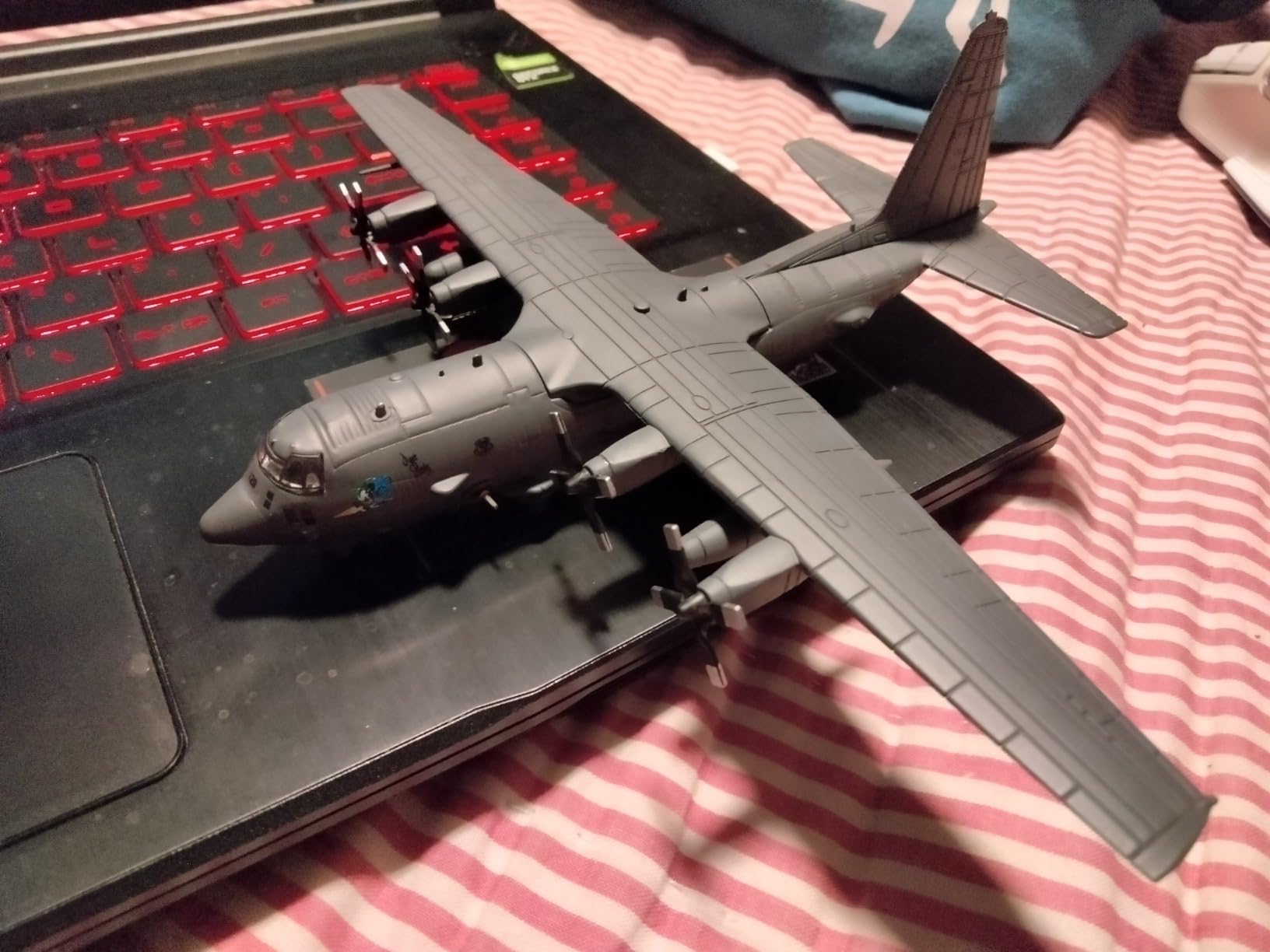 C-17 Global Overlord Die-cast Airplanes-1/200 Scale Strategic Transport Attack Metal Aircraft Model for Collector, Aviation Enthusiast-Premium Collectiable with Display Stand 02 customer photo 1