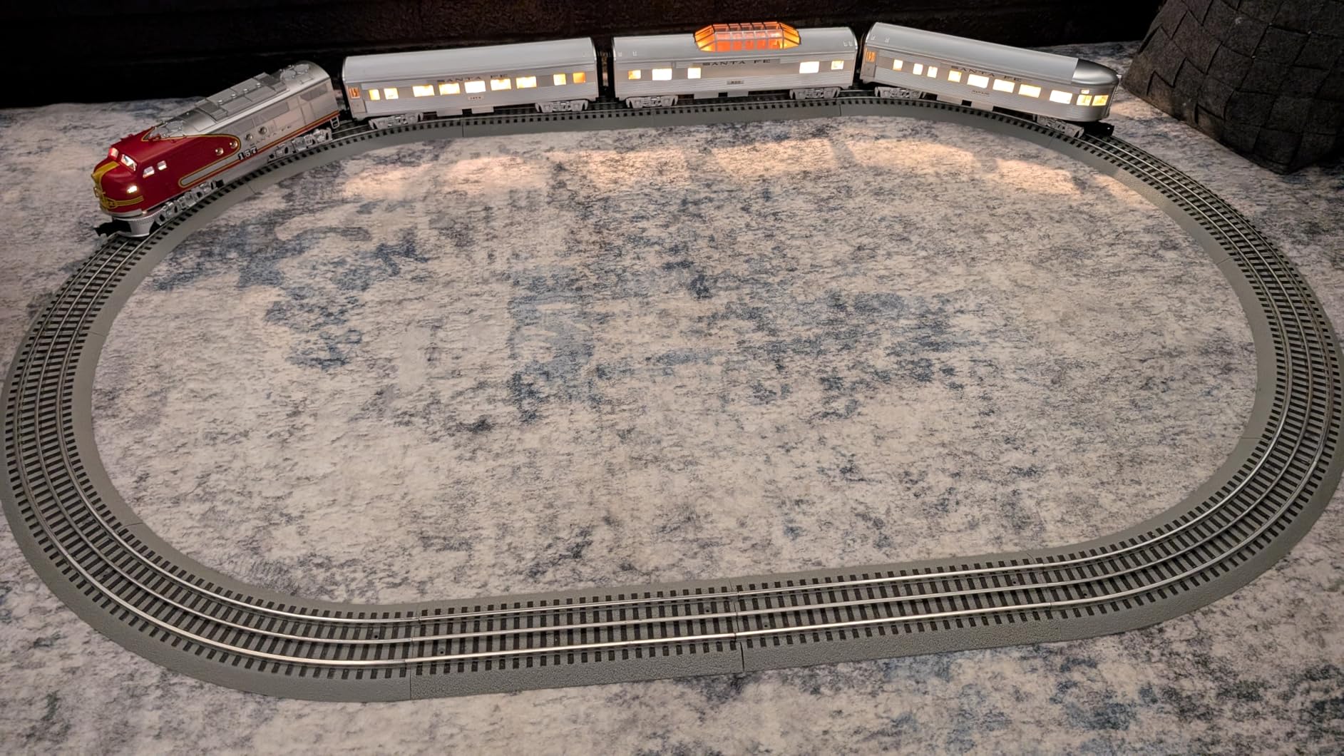 Lionel Santa Fe Super Chief Electric O Gauge 5.0 Bluetooth Train Set with Remote customer photo 2