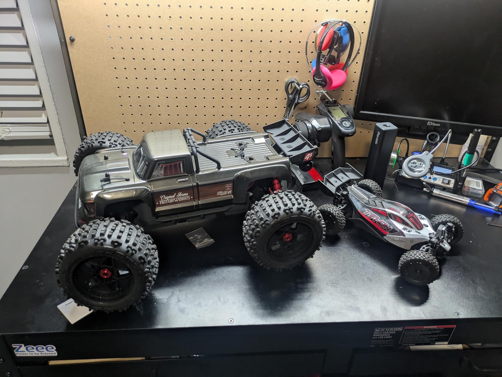 Arrma RC Truck Outcast 4X4 4S BLX 1/10TH 4WD Stunt Truck RTR (Red) customer photo 1