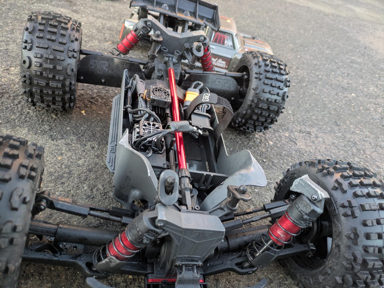Arrma RC Truck Outcast 4X4 4S BLX 1/10TH 4WD Stunt Truck RTR (Red) customer photo 2