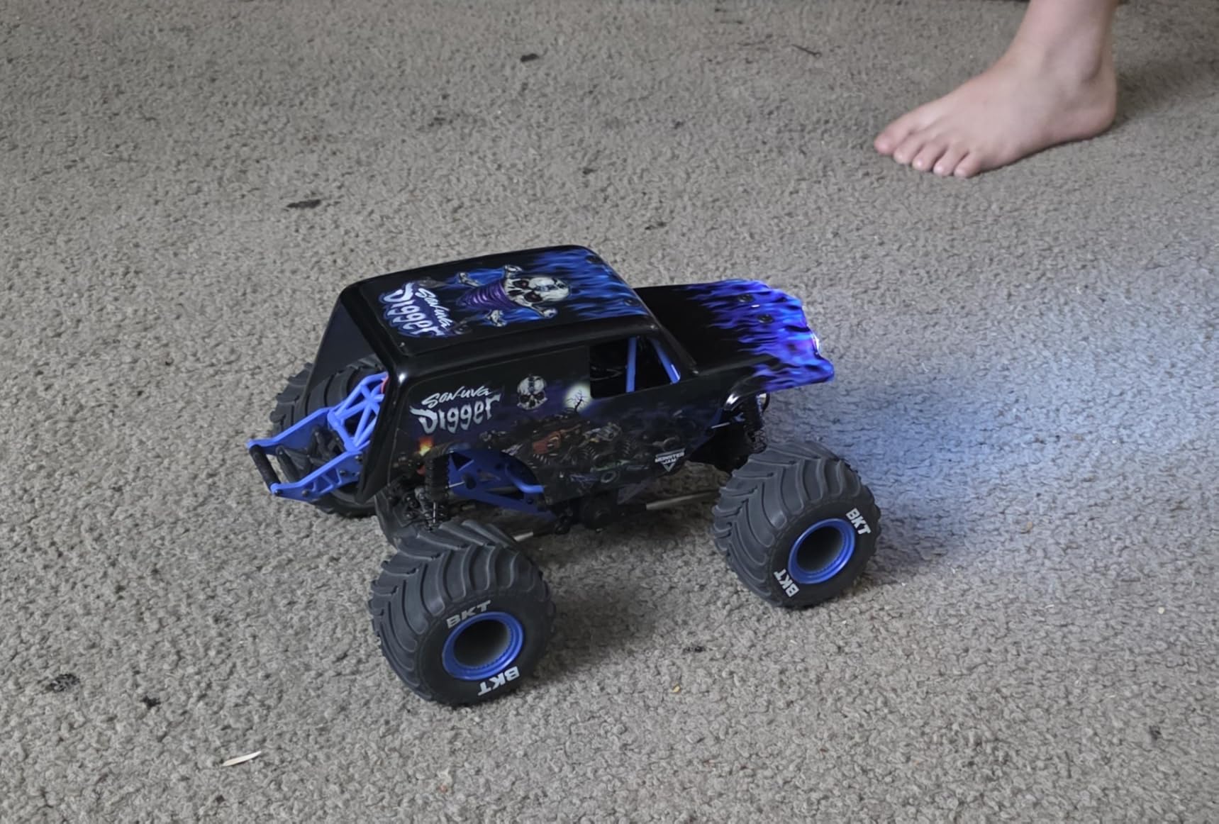 Losi 1/18 Mini LMT Son Uva Digger 2S 4X4 RTR Brushed Monster Truck (Blue) customer photo 2