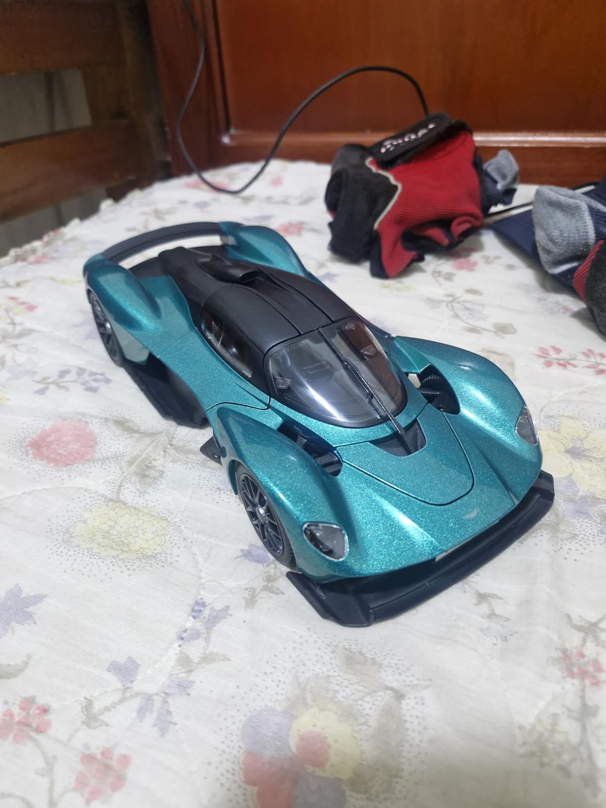 Maisto 1:18 Scale Special Edition 2022 Aston Martin Valkyrie Diecast Vehicle, Green customer photo 1