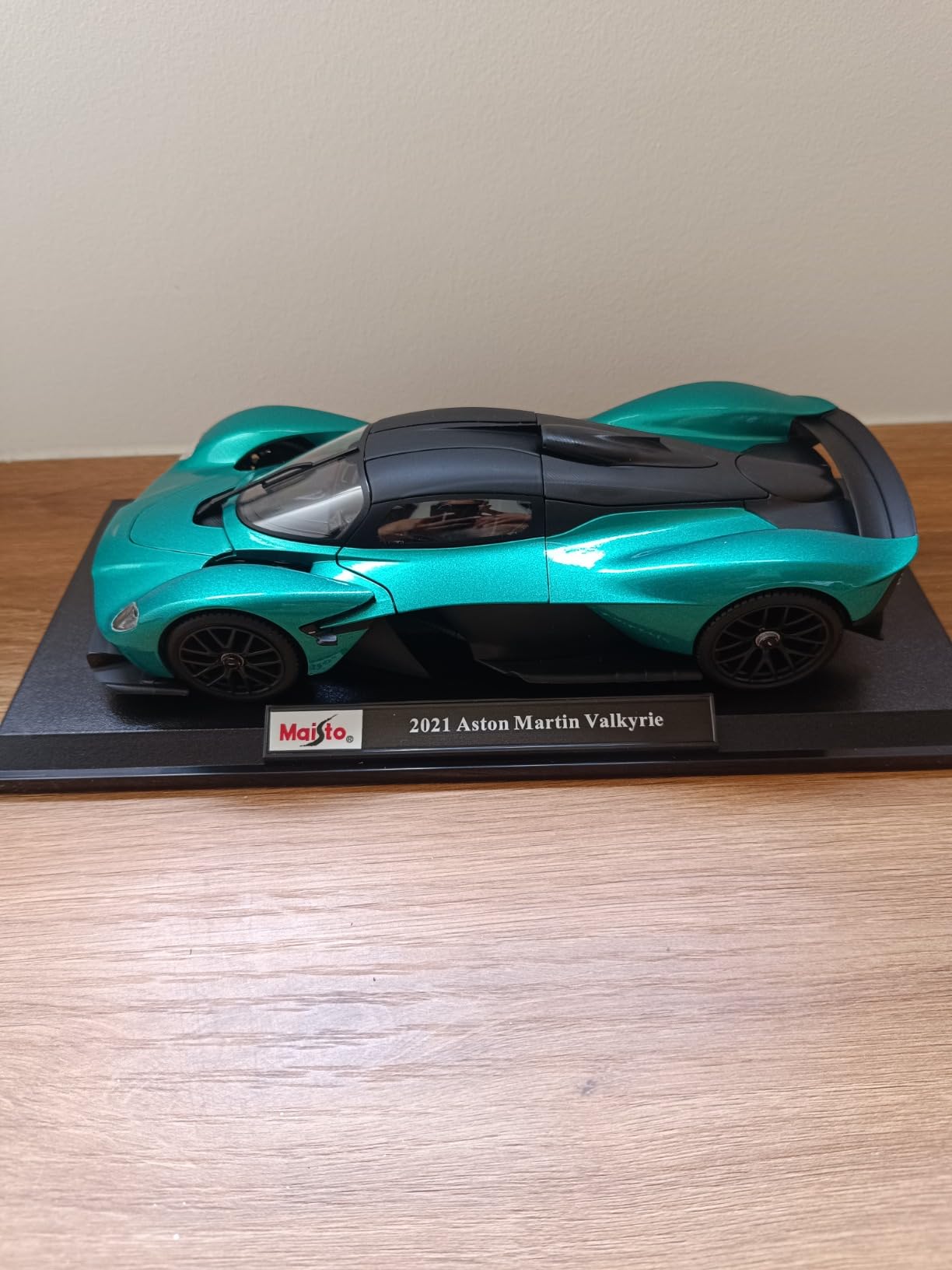 Maisto 1:18 Scale Special Edition 2022 Aston Martin Valkyrie Diecast Vehicle, Green customer photo 2