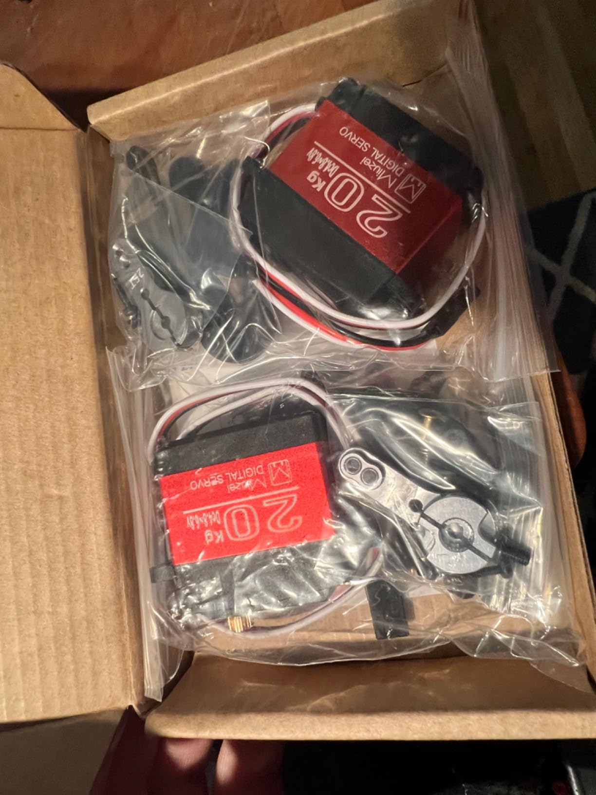 Miuzei 20KG Servo Motor High Torque Digital Servo Metal Gear Waterproof for 1/8, 1/10 RC Model DIY Car Robot, DS3218, Control Angle 270 Degree (4 Pack) customer photo 1