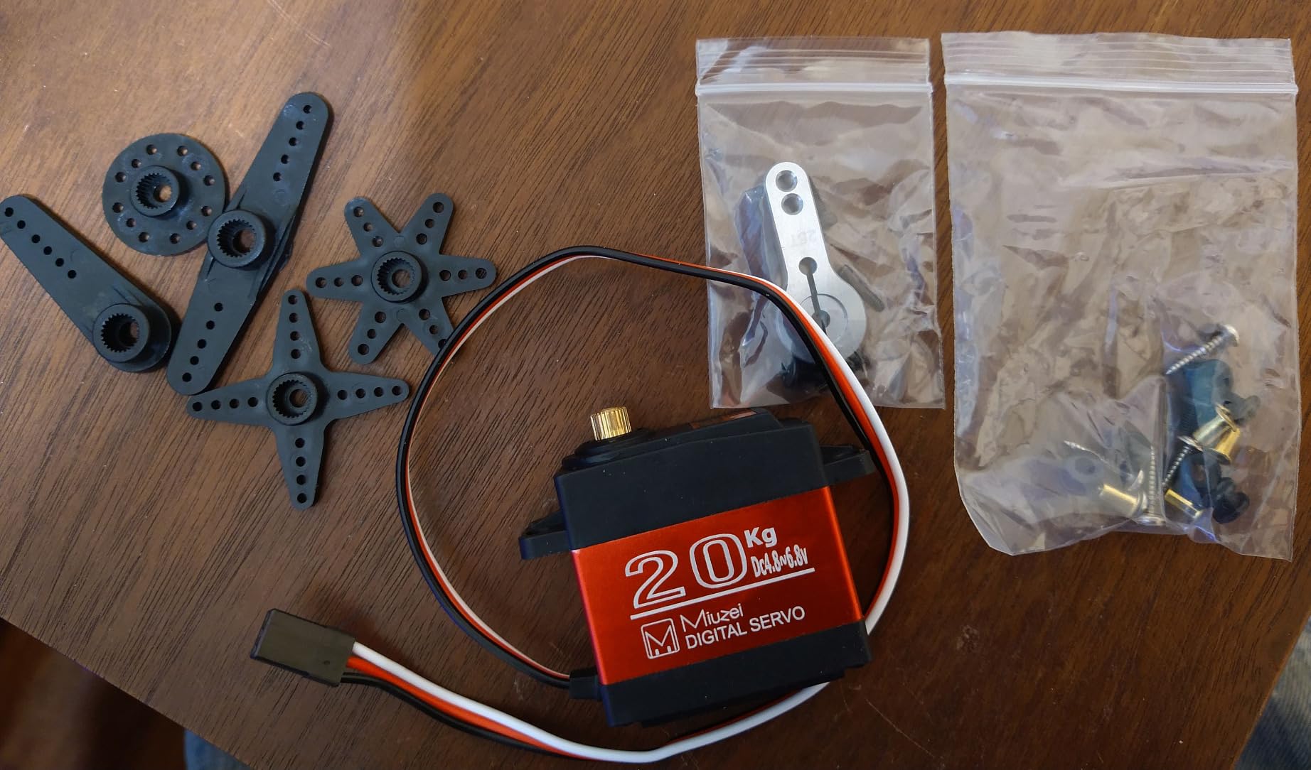 Miuzei 20KG Servo Motor High Torque Digital Servo Metal Gear Waterproof for 1/8, 1/10 RC Model DIY Car Robot, DS3218, Control Angle 270 Degree (4 Pack) customer photo 2