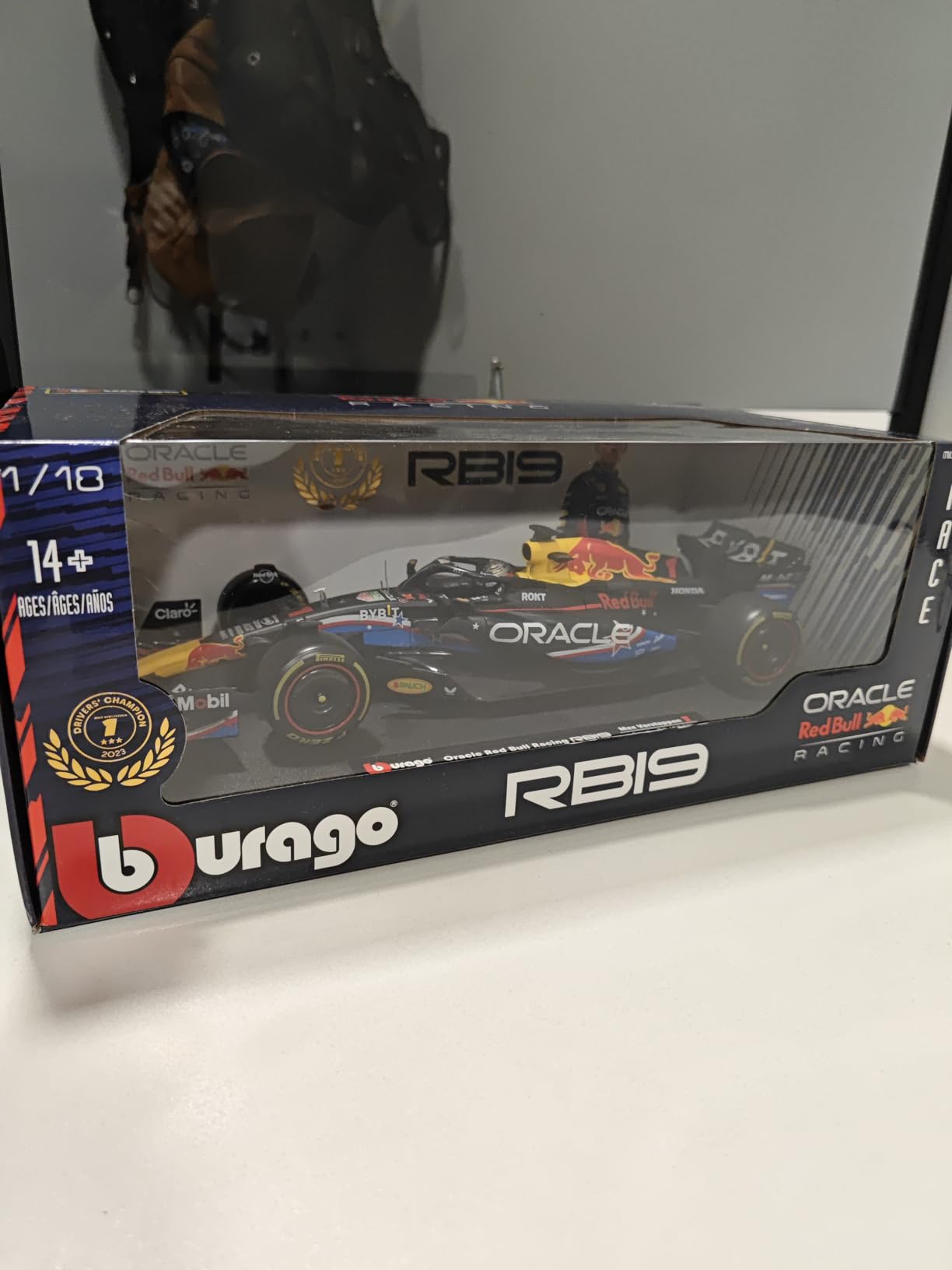 Bburago 1:18 Scale Formula Race Oracle Red Bull Racing RB19 (2023) Diecast Vehicle with Driver Helmet Verstappen #1 customer photo 1