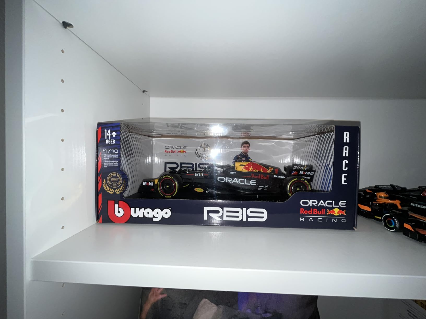 Bburago 1:18 Scale Formula Race Oracle Red Bull Racing RB19 (2023) Diecast Vehicle with Driver Helmet Verstappen #1 customer photo 2