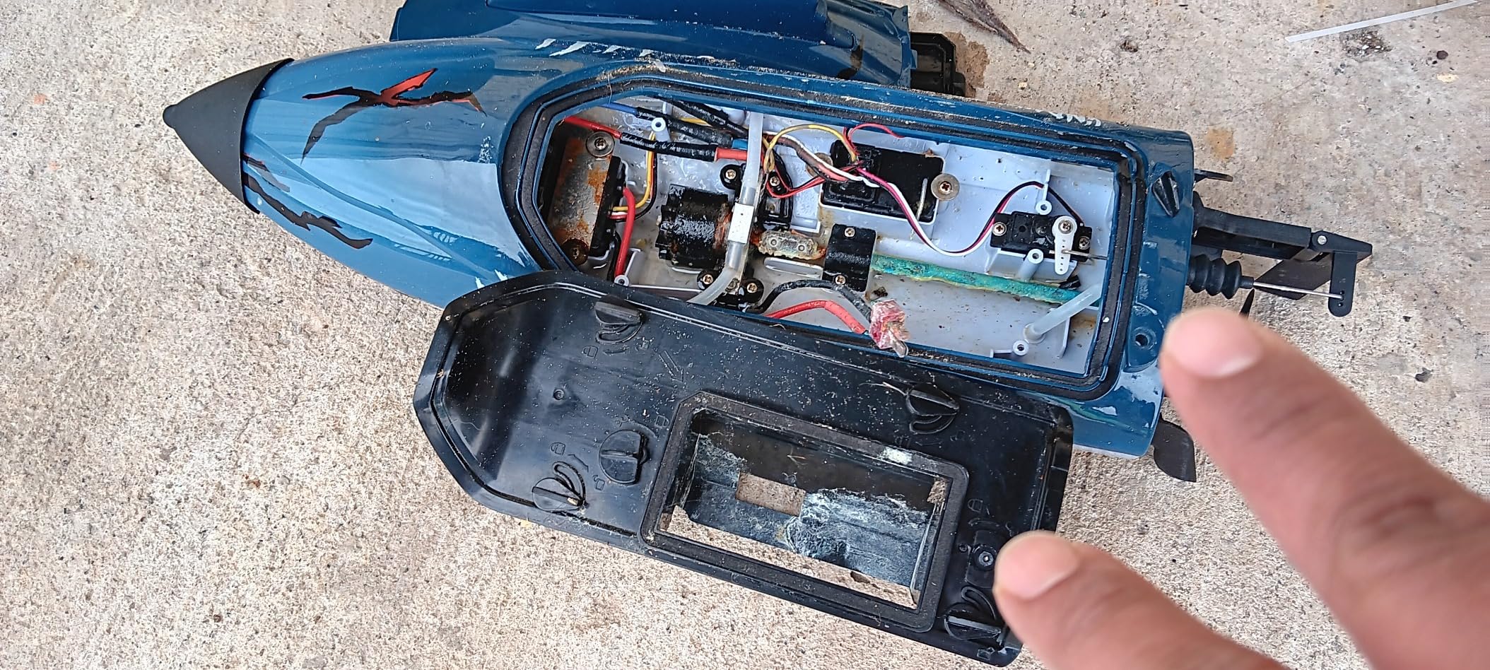 DEERC Fast Brushless RC Boat for Adults, 30+MPH 3S High Speed Remote Control Boat, Self-righting 2.4Ghz Speed Shark with LED Lights, Summer Toy Gift for Kids customer photo 1