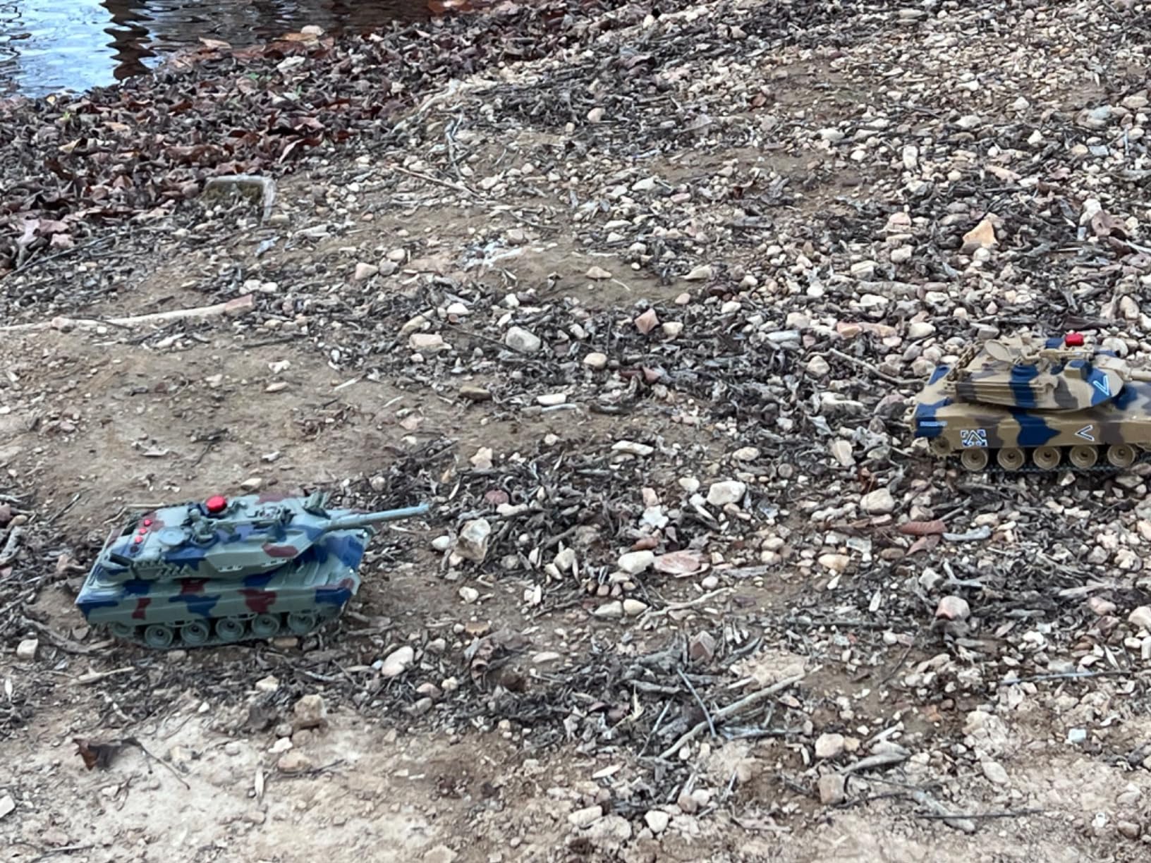 Supdex 1/24 RC Battle Tank Set, Remote Control Russian T90 and German Leopard II Tank Model That Shoots for Kids and Adults, 2.4Ghz Army Toy for Boys 6+ Year Old with Smoke, Sound Effects and Lights customer photo 1