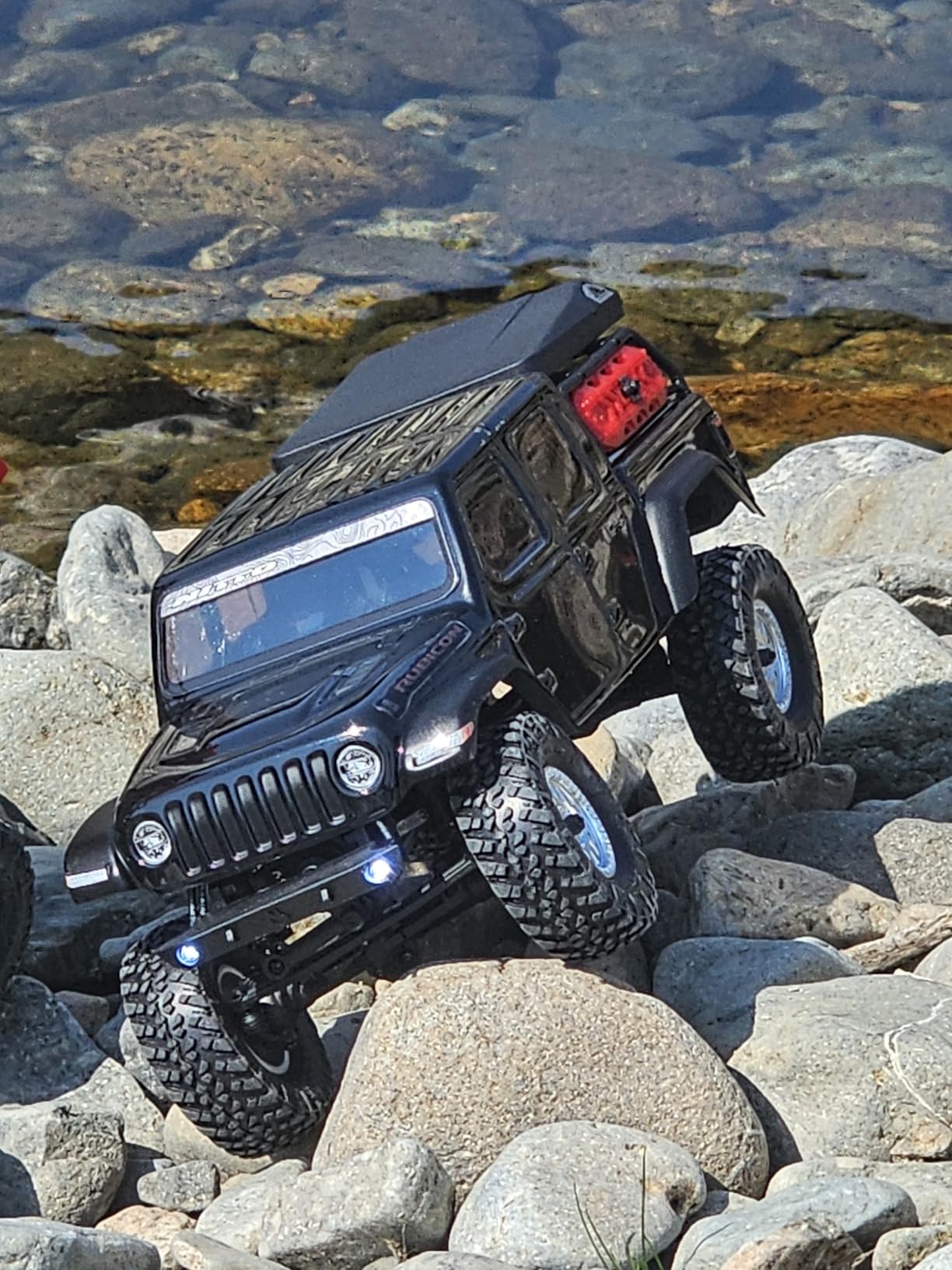 Axial RC Truck SCX24 Jeep Gladiator 4 Wheel Drive Rock Crawler Brushed RTR Nothing Needed to Complete Ready-to-Run Green AXI00005V2T3 customer photo 1