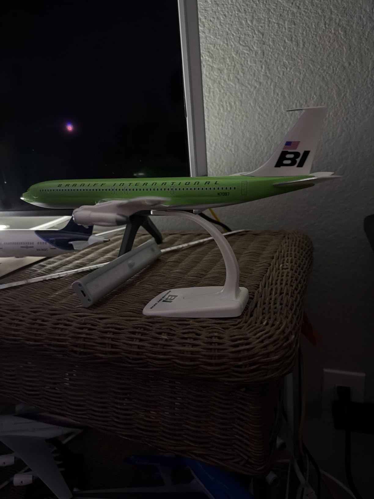 Snap-fit Airplane Model Boeing 707-300 Braniff on Scale of 1:144, Plastic Miniature with Pedestal, Model Building, Collectors Edition, Colour: Solid Beige customer photo 1
