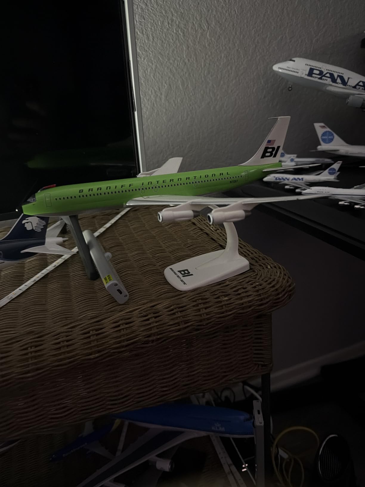 Snap-fit Airplane Model Boeing 707-300 Braniff on Scale of 1:144, Plastic Miniature with Pedestal, Model Building, Collectors Edition, Colour: Solid Beige customer photo 2