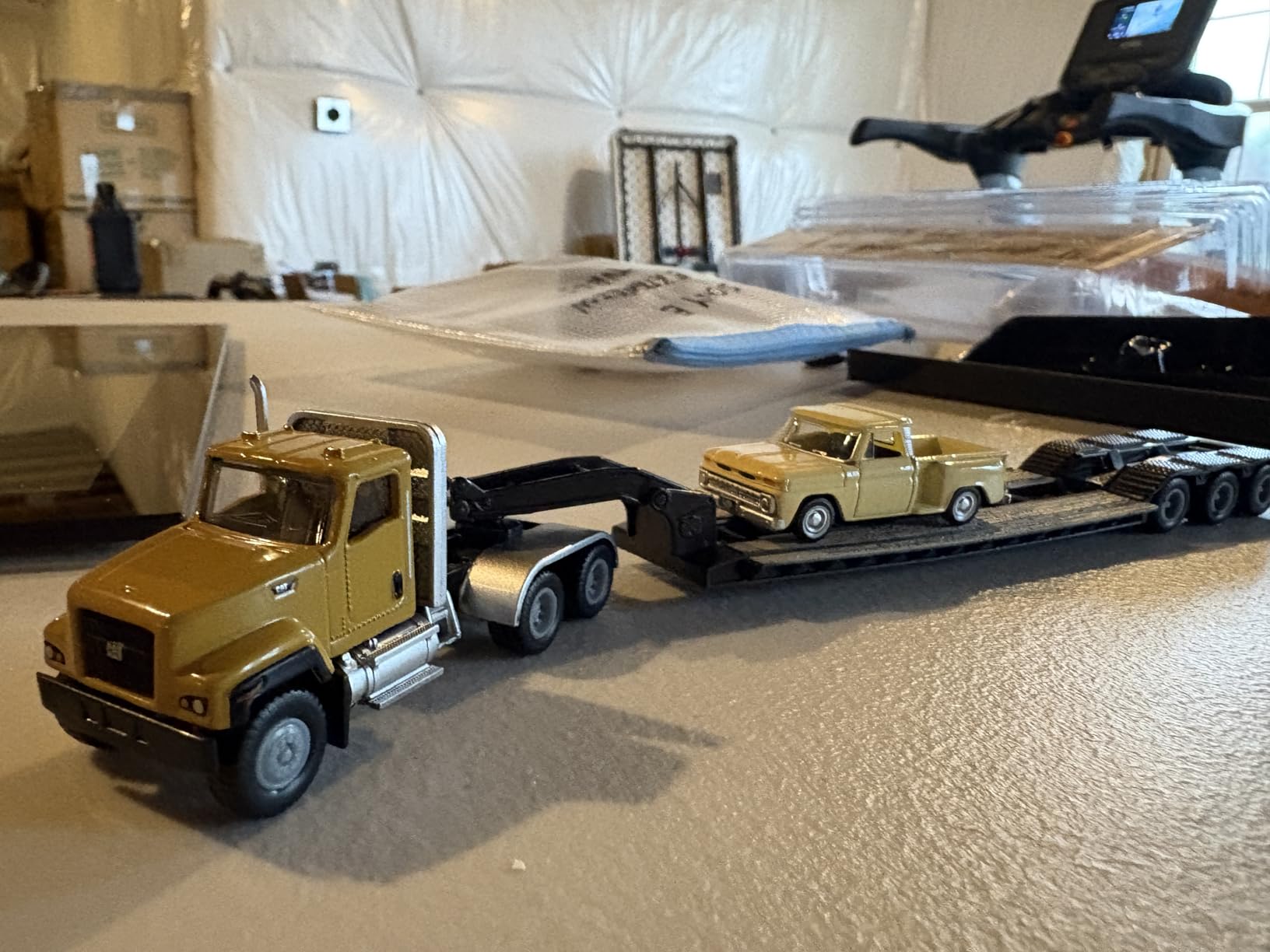 Diecast Masters 1/87 Caterpillar CT681 Day Cab with Lowboy & 950G Wheel Loader 84418 customer photo 2