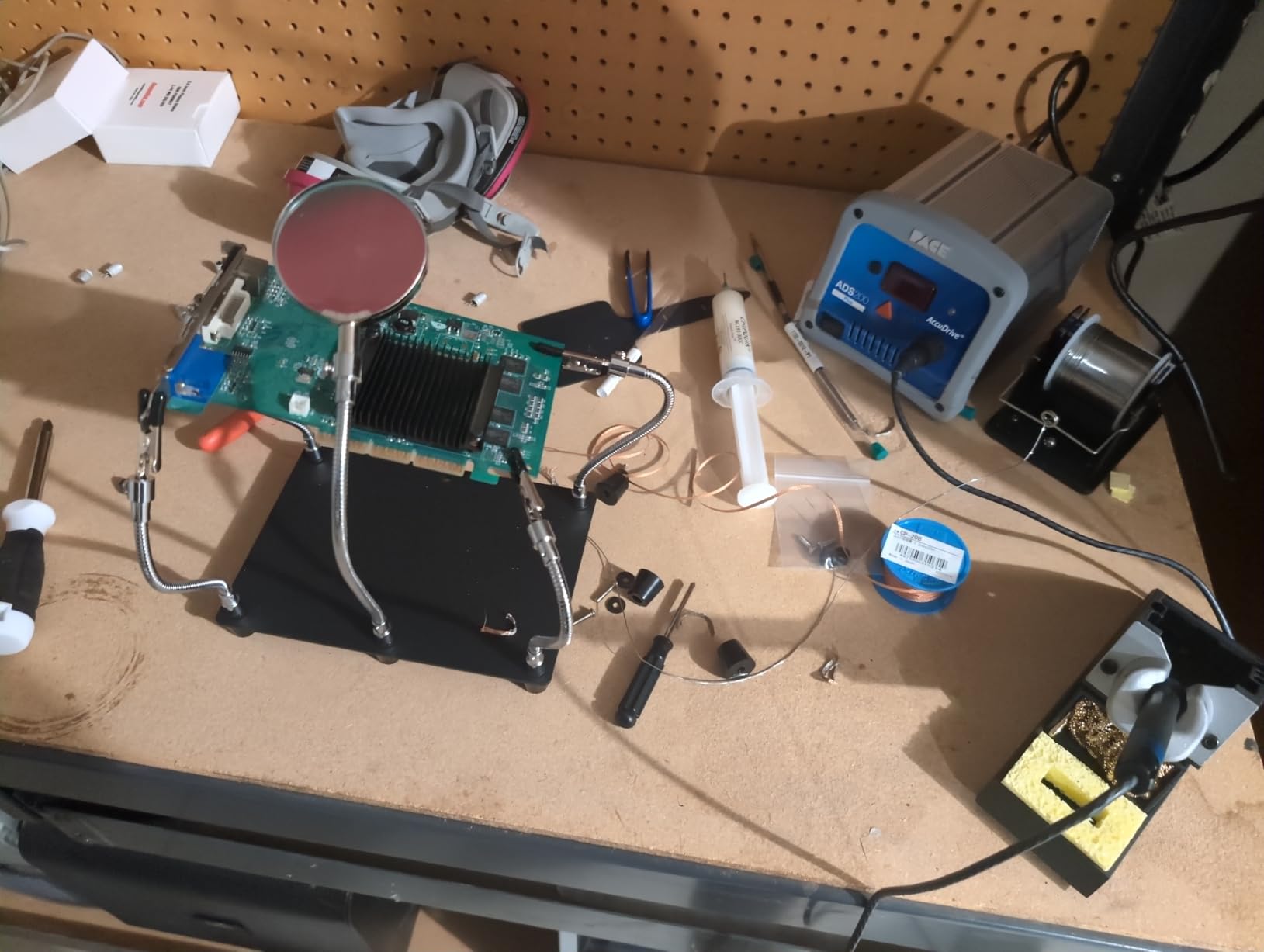 Kaisiking Helping Hands Soldering Station with Magnifying Glass, PCB Holder 4 Flexible Arms Magnifier and Third Hand Soldering Tool for Electronic Repair Soldering Jewelry Crafts customer photo 1