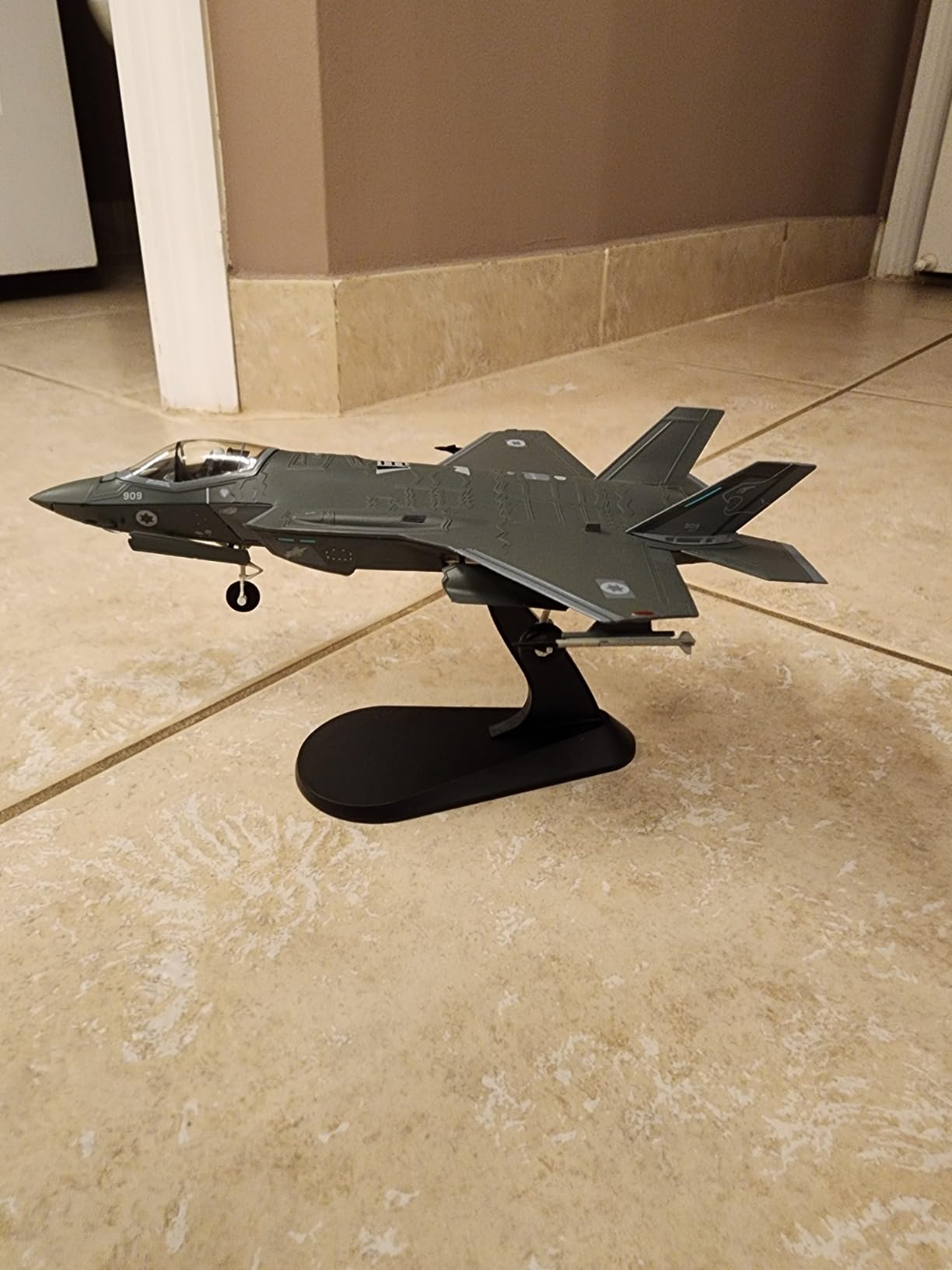 1/72 F-35A Lightning II Fighter Aircraft Model Fighter U.S. Airforce AF-01 Die-cast Aircraft with Display Stand Squadron F35A Flight Mode customer photo 2