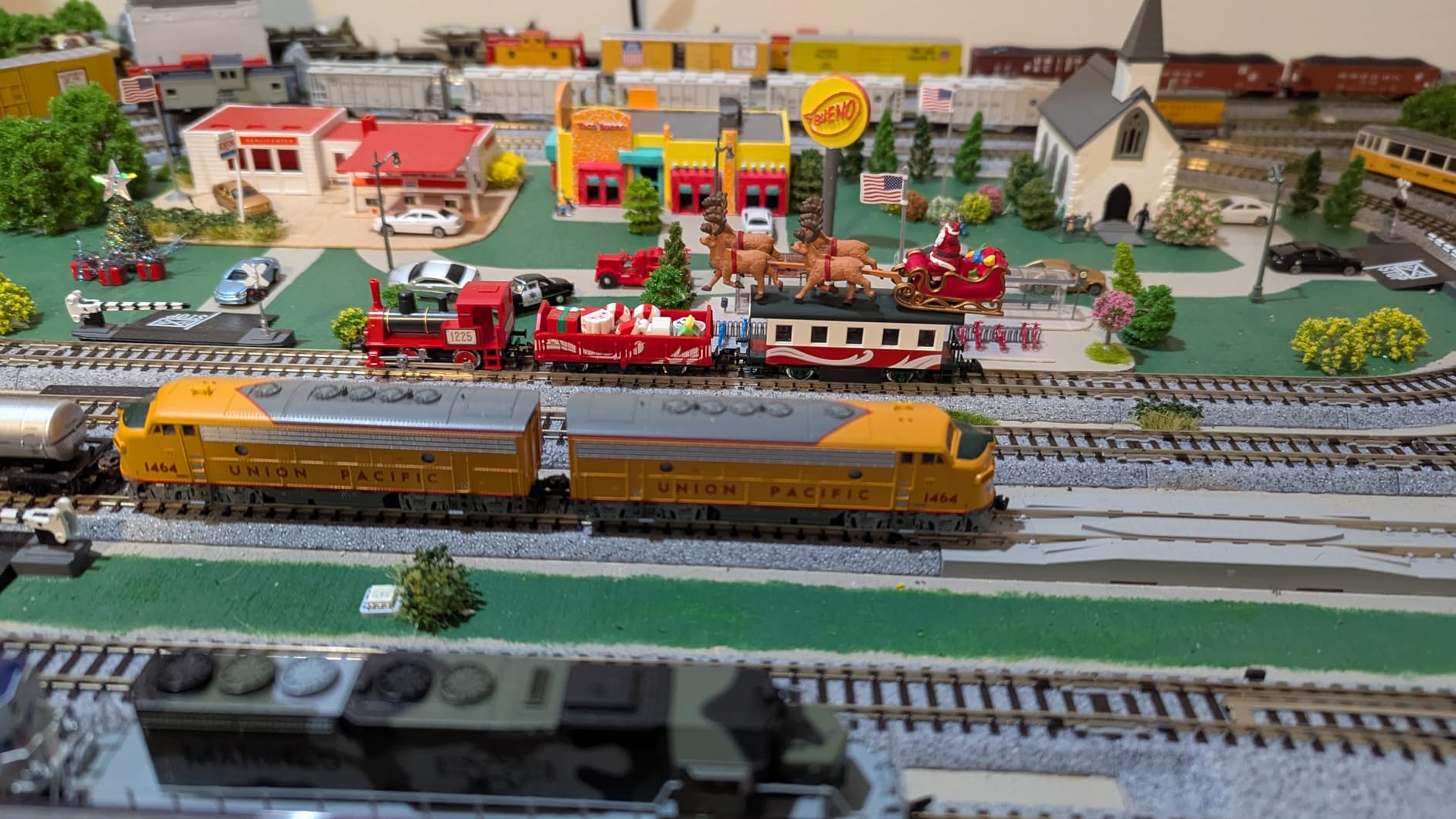 KATO 12-25 N Scale Pocket Line Series Christmas Steam Loco & Wagons - DC customer photo 1