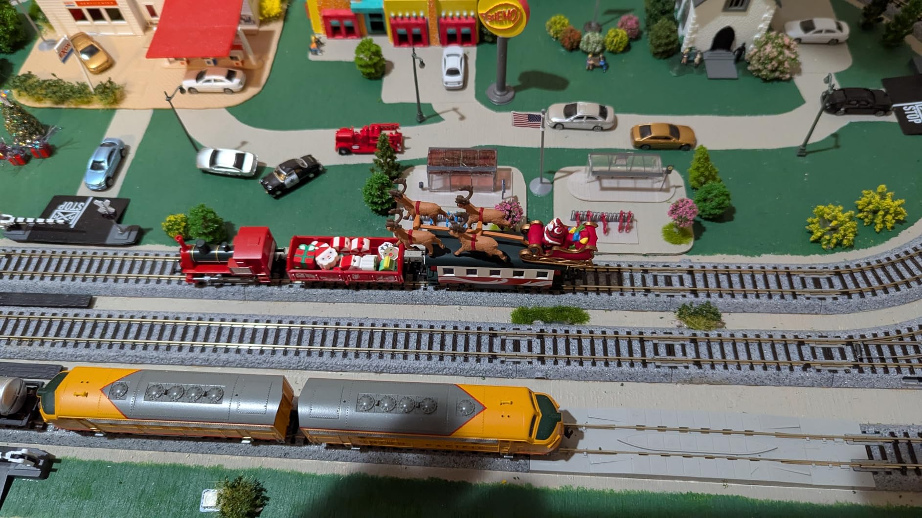 KATO 12-25 N Scale Pocket Line Series Christmas Steam Loco & Wagons - DC customer photo 2