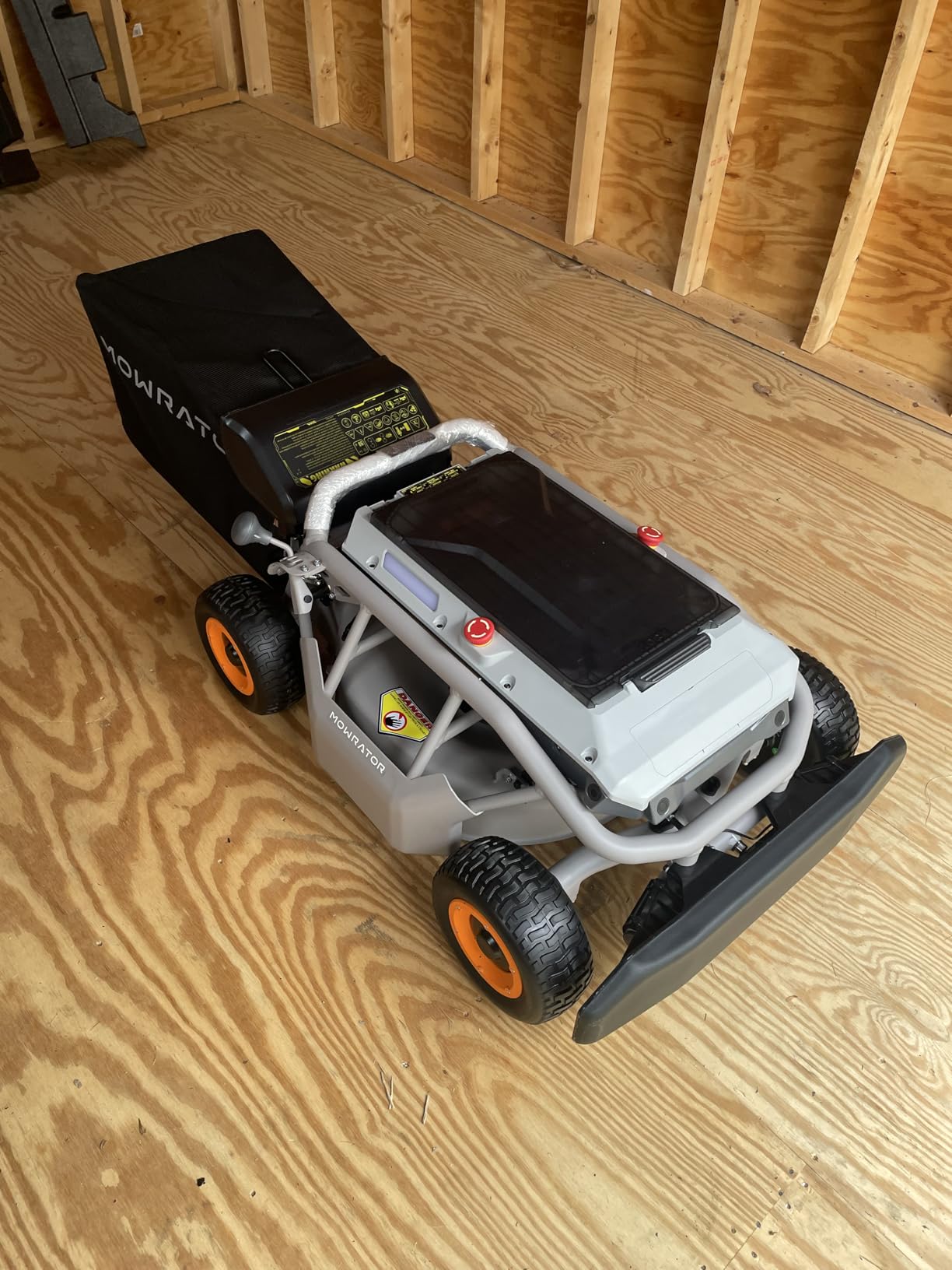 Mowrator S1 4WD 18Ah Remote Control Lawn Mower, All-Season Yard Care, 75% (37°) Slope Climbing, with Leaf Shredding Vacuum, 21