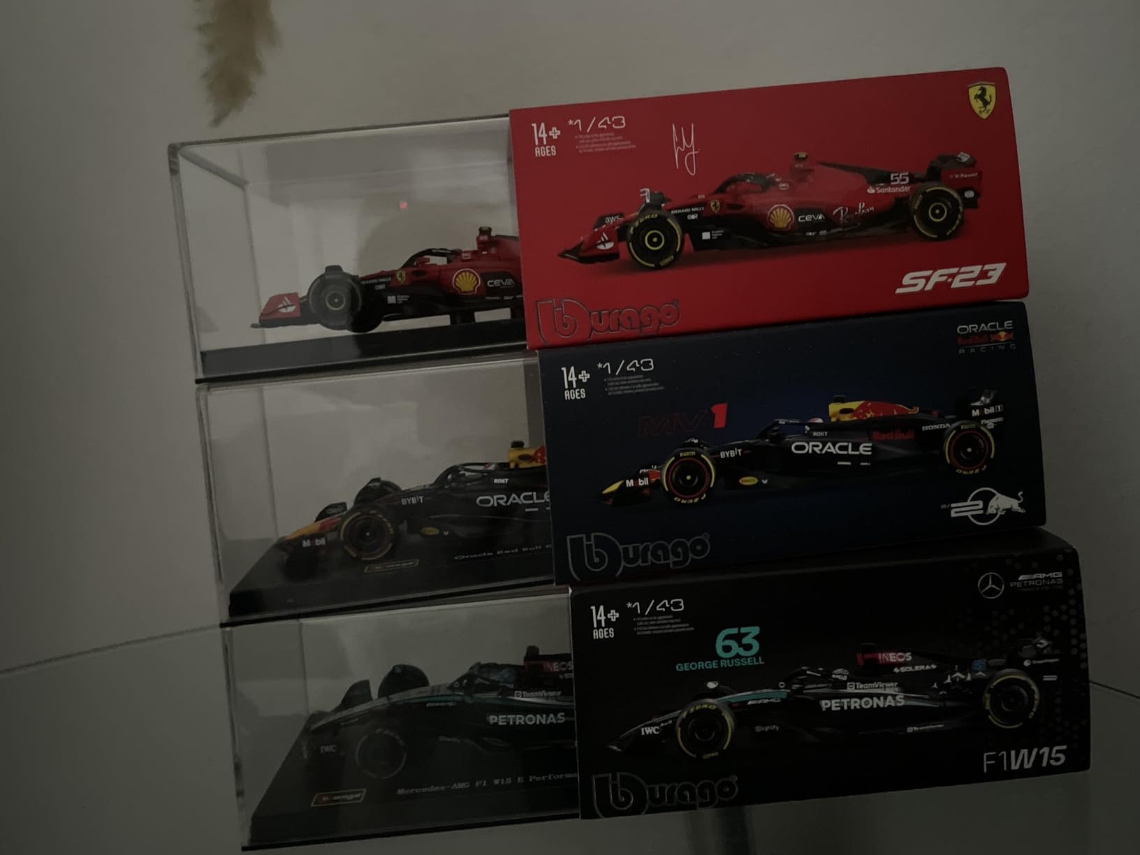 Bburago 1:43 Scale 2024 Formula Race Oracle Red Bull RB20 Diecast Vehicle with Helmet, Verstappen #1 customer photo 1