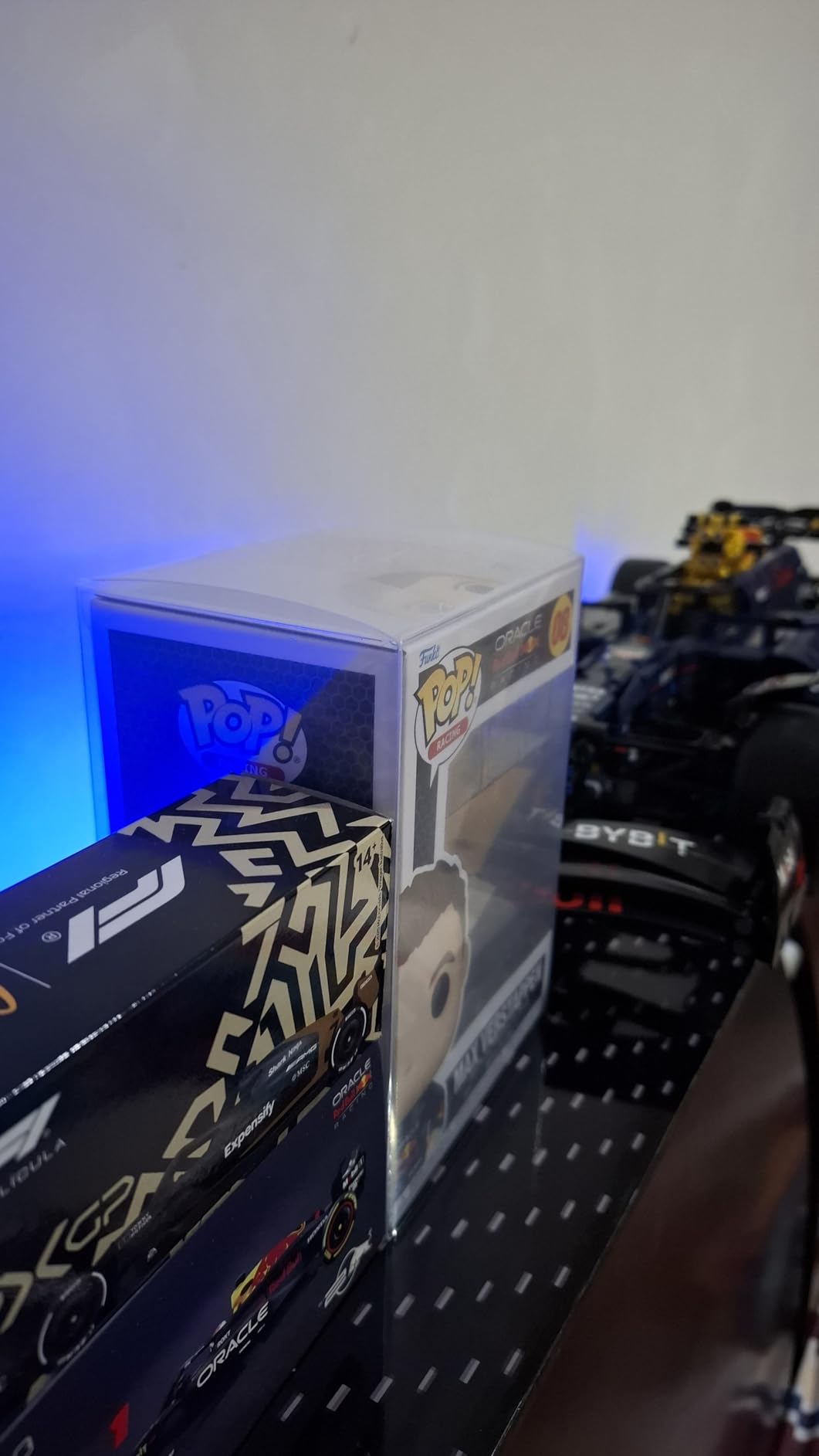 Bburago 1:43 Scale 2024 Formula Race Oracle Red Bull RB20 Diecast Vehicle with Helmet, Verstappen #1 customer photo 2