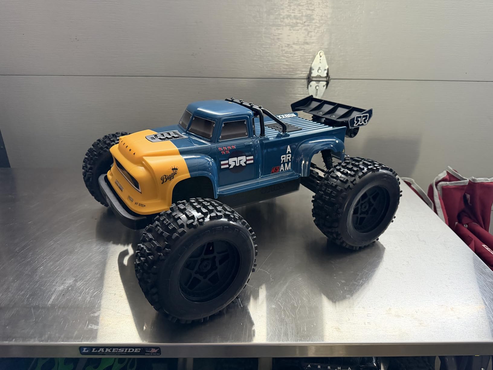 Arrma RC Truck 1/8 Notorious 4X4 6S BLX BRUSHLESS V6 Stunt Truck RTR (Black) customer photo 1