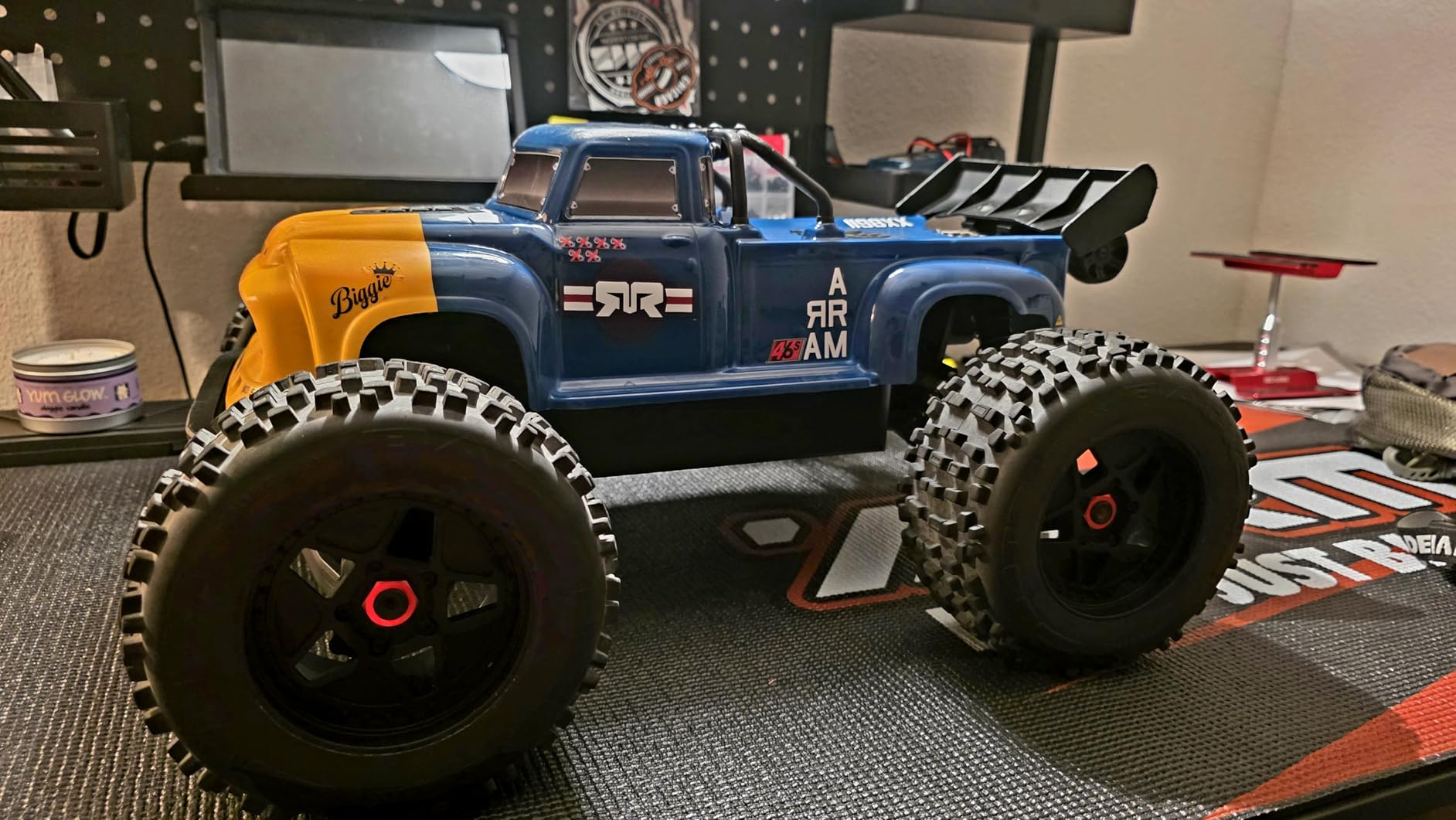 Arrma RC Truck 1/8 Notorious 4X4 6S BLX BRUSHLESS V6 Stunt Truck RTR (Black) customer photo 2