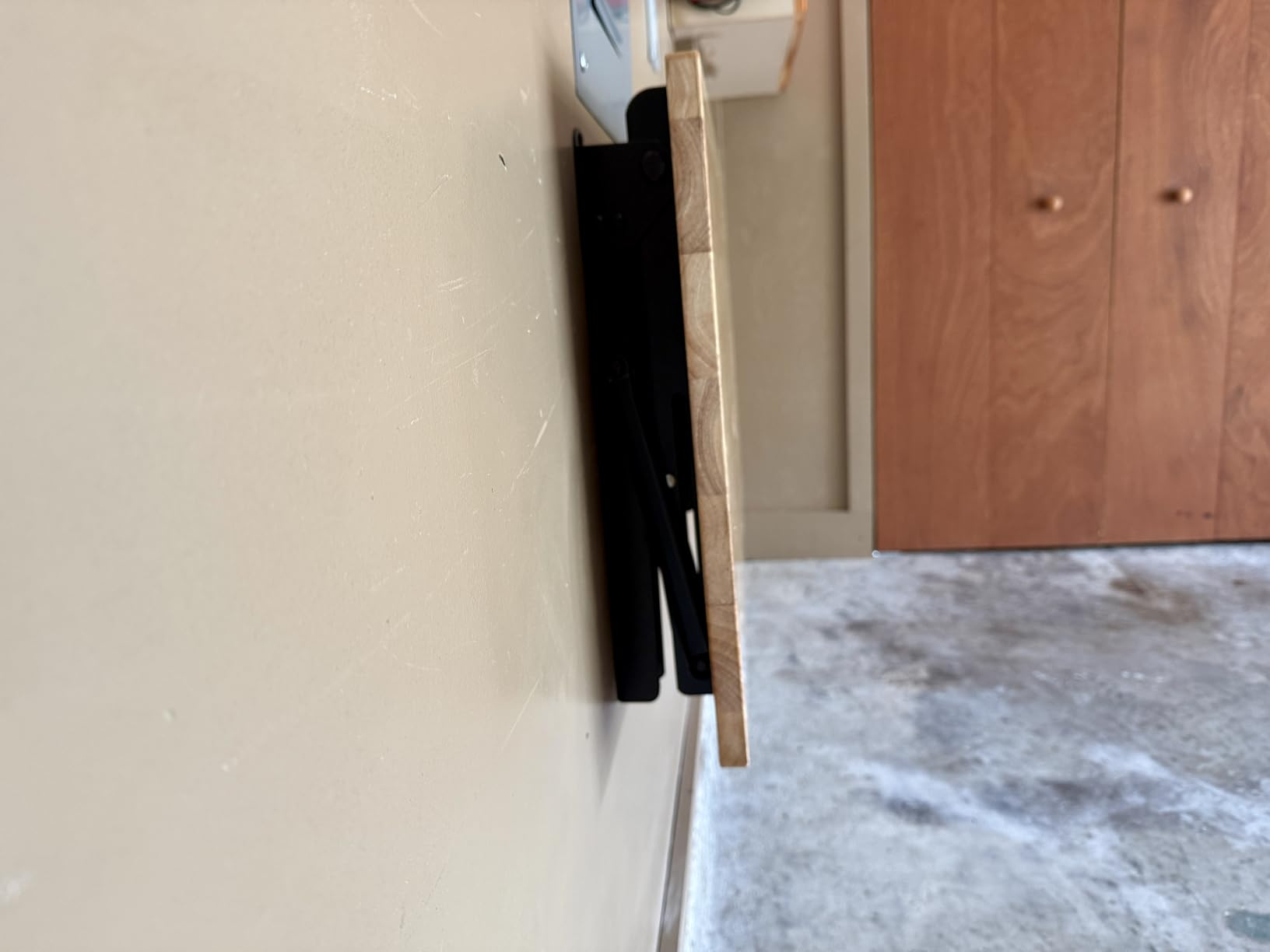 TORACK Heavy Duty Wall Mounted Folding Workbench, Space-Saving Collapsible Wall Table/Desk for Garage Workshop, Holds Up to 550 lbs(Board Size: 32 x 18 in) customer photo 2