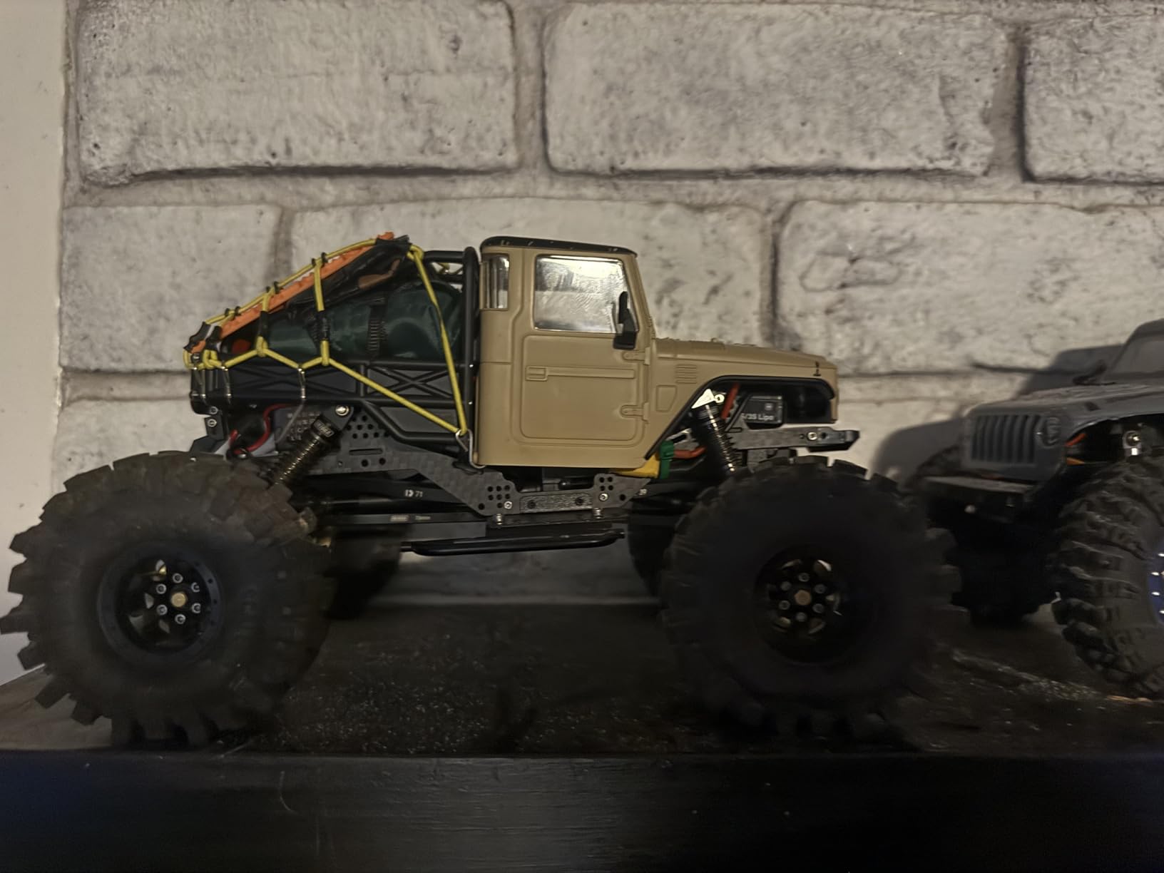 daitoku 1/24 & 1/18 Car Roof Decoration RC Crawler Accessories Luggage Net ARB Bags Recovery Boards Luggage Box Fire Fuel Tanks Extinguisher Shovel Wood Box for 1/18 TRX4M 1/24 Axial SCX24 (Red) customer photo 1