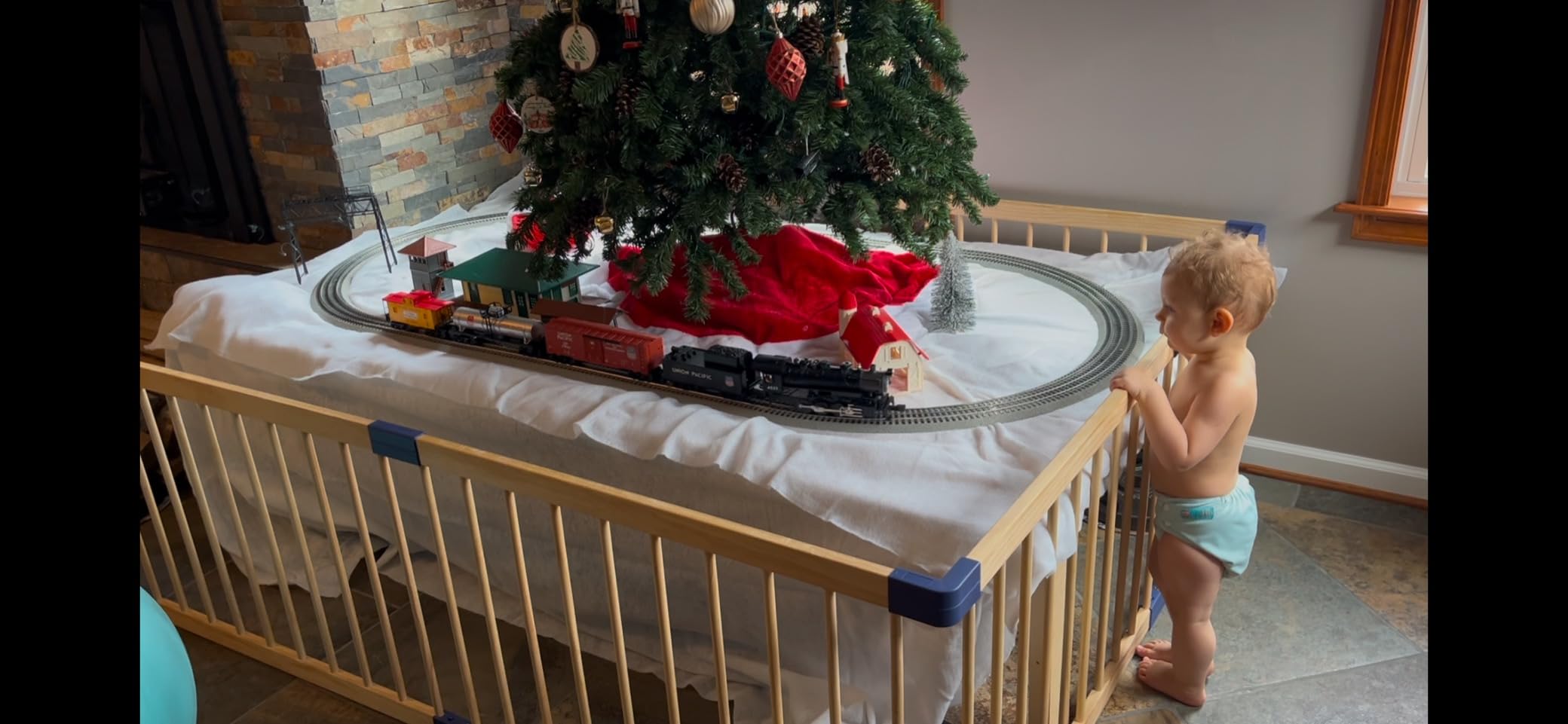 Lionel Union Pacific Flyer LionChief Electric O Gauge Bluetooth 5.0 Train Set with Remote customer photo 2