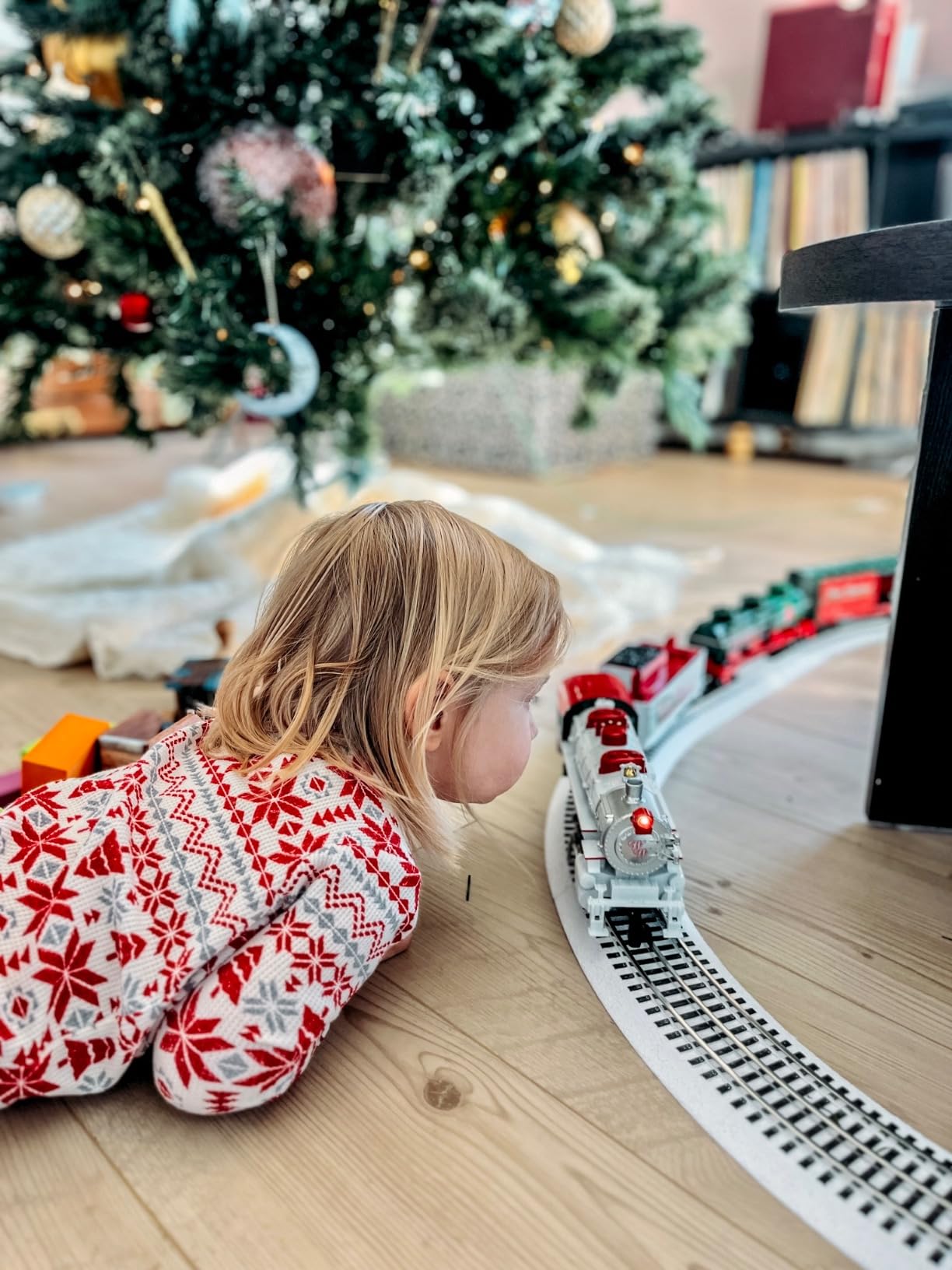 Lionel Winter Wonderland LionChief Electric O Gauge Bluetooth 5.0 Train Set with Remote customer photo 1