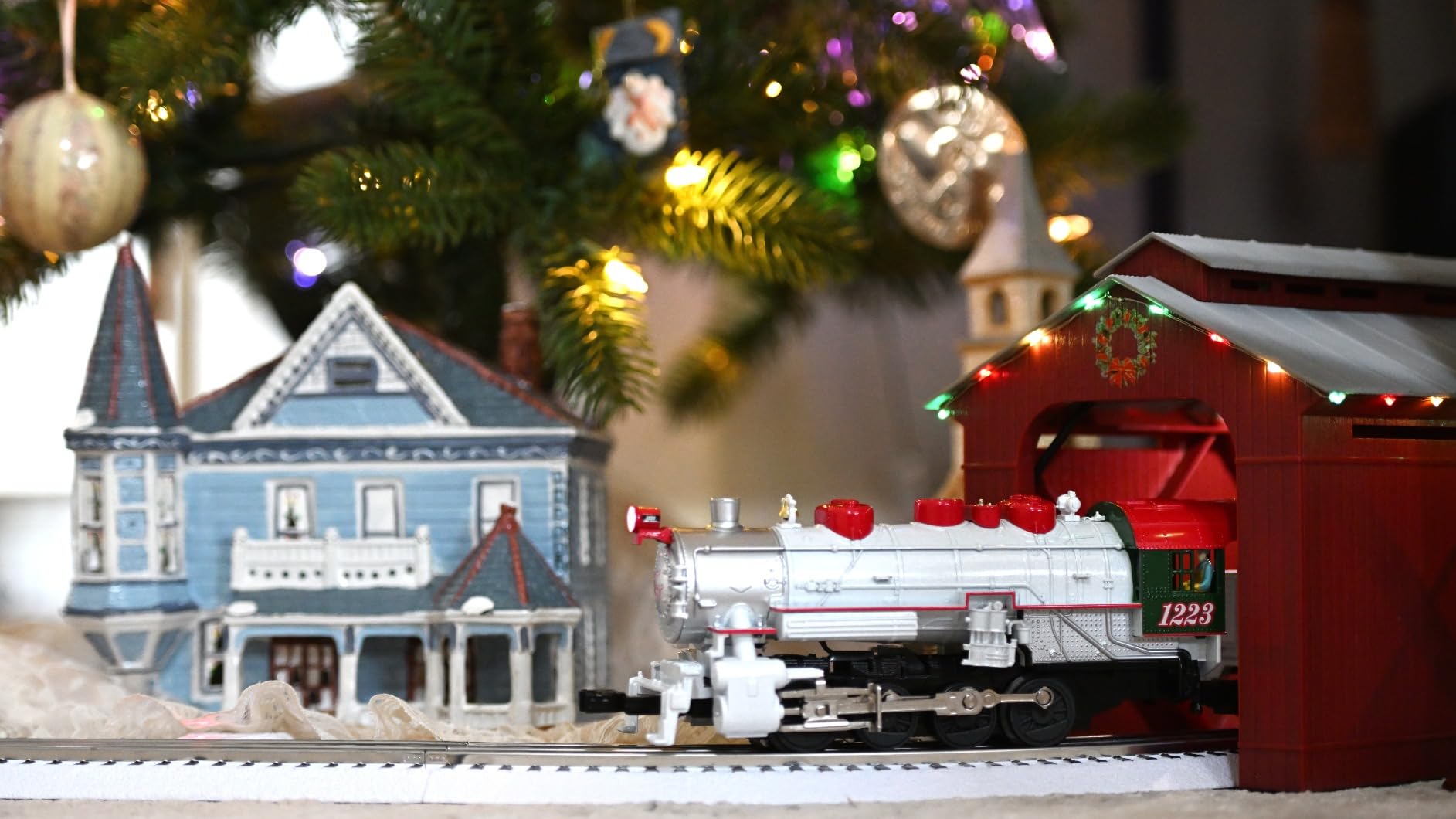 Lionel Winter Wonderland LionChief Electric O Gauge Bluetooth 5.0 Train Set with Remote customer photo 2