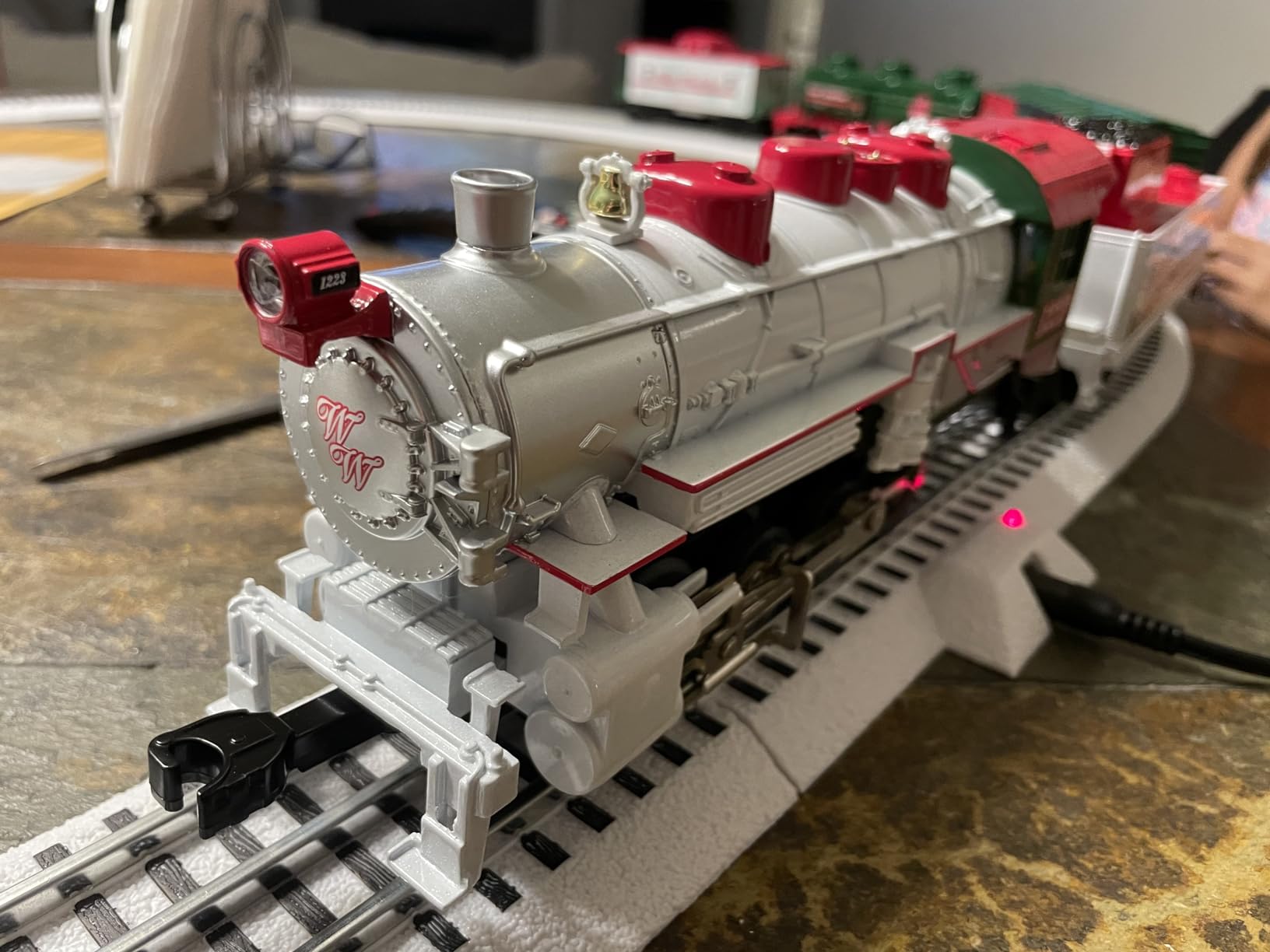 Lionel Winter Wonderland LionChief Electric O Gauge Bluetooth 5.0 Train Set with Remote customer photo 3