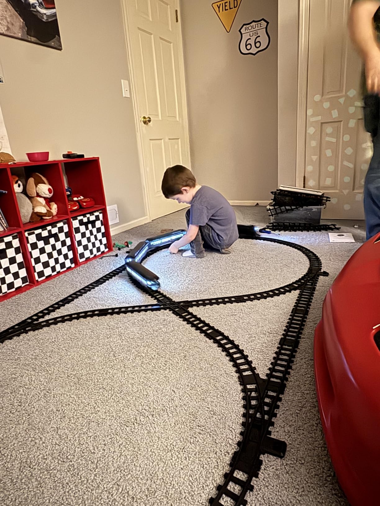 Lionel The Polar Express Battery O Gauge Toy Train Set with Remote, Locomotive, Train Cars, & Track with Authentic Train Sounds, Lights, & Water Vapor Smoke Effects for Kids 4+ customer photo 1