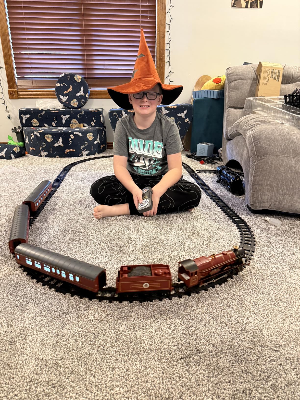 Lionel Hogwarts Express Battery O Gauge Toy Train Set with Remote, Locomotive, Train Cars, & Track with Authentic Train Sounds, Lights, & Water Vapor Smoke Effects for Kids 4+ customer photo 1