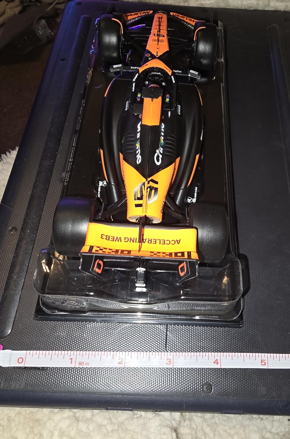 Bburago 1:24 Scale 2024 Formula Race McLaren MCL38 Diecast Vehicle with Helmet, Norris #4 customer photo 1