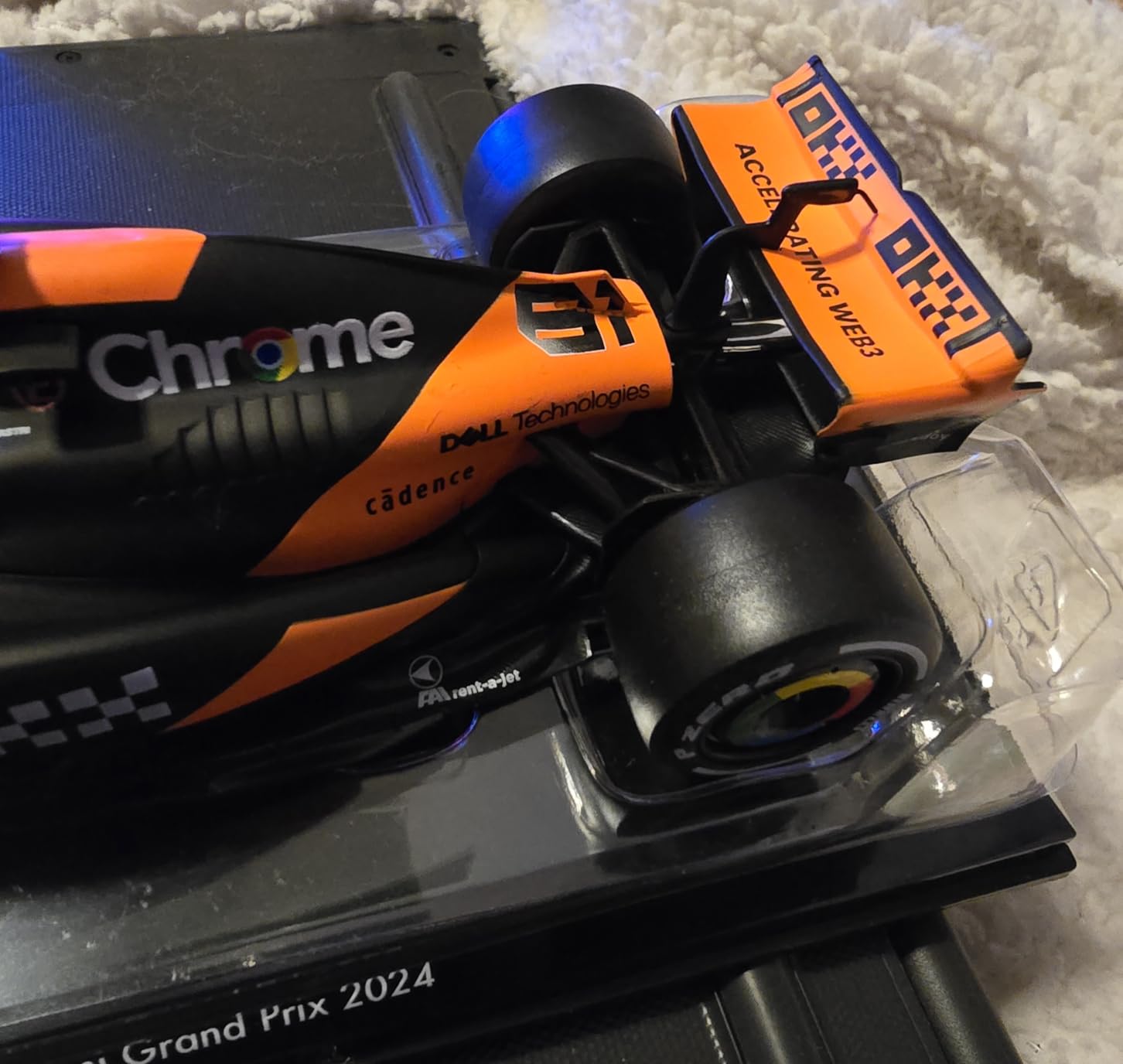 Bburago 1:24 Scale 2024 Formula Race McLaren MCL38 Diecast Vehicle with Helmet, Norris #4 customer photo 2