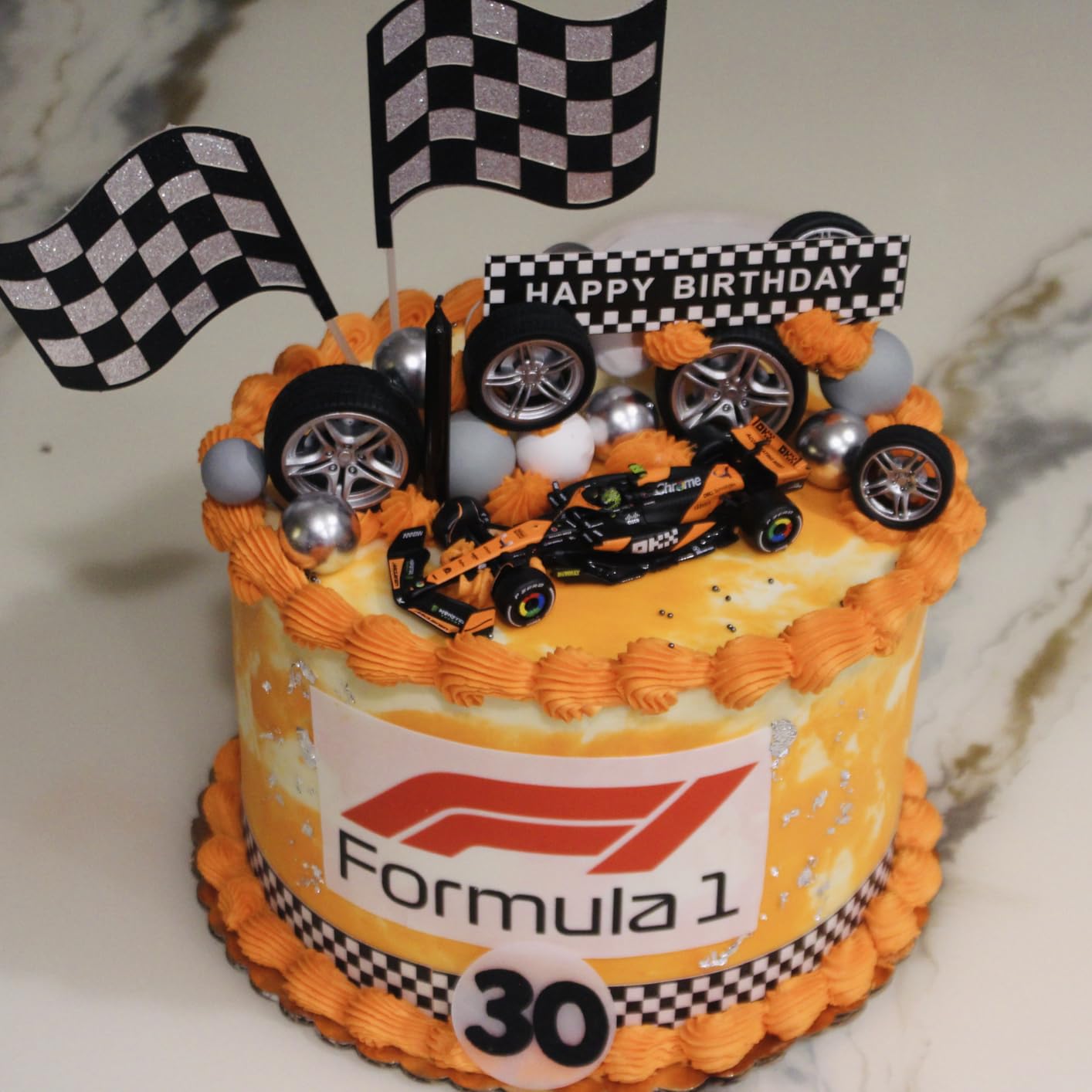 Bburago 1:43 2024 Race McLaren MCL38 with Helmet, Norris #4 customer photo 1