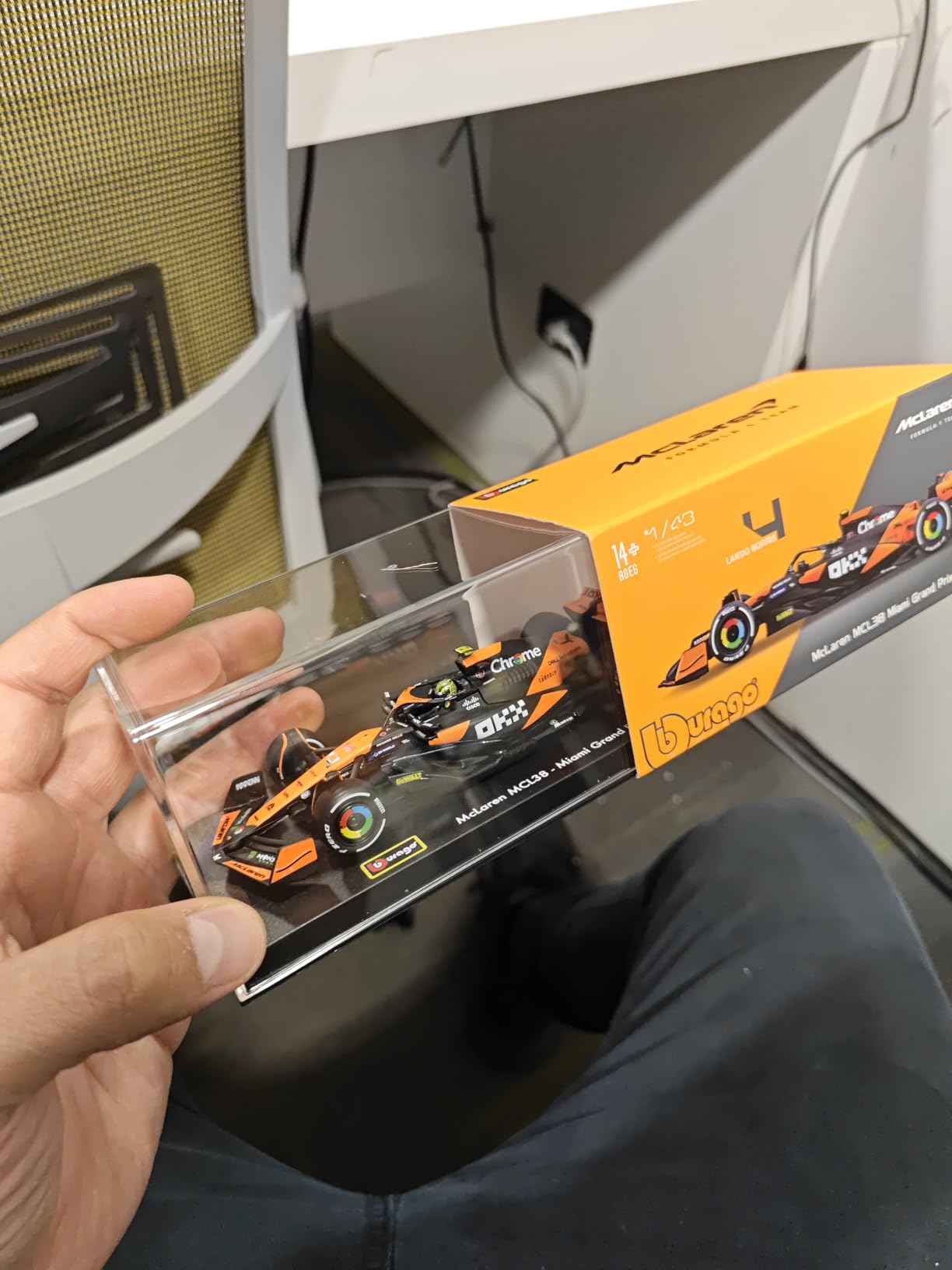 Bburago 1:43 2024 Race McLaren MCL38 with Helmet, Norris #4 customer photo 2