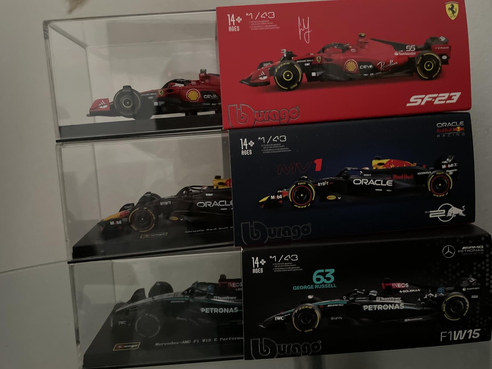 Bburago 1:43 Scale 2024 Formula Race Mercedes W15 Diecast Vehicle with Helmet, Russell #63 customer photo 1
