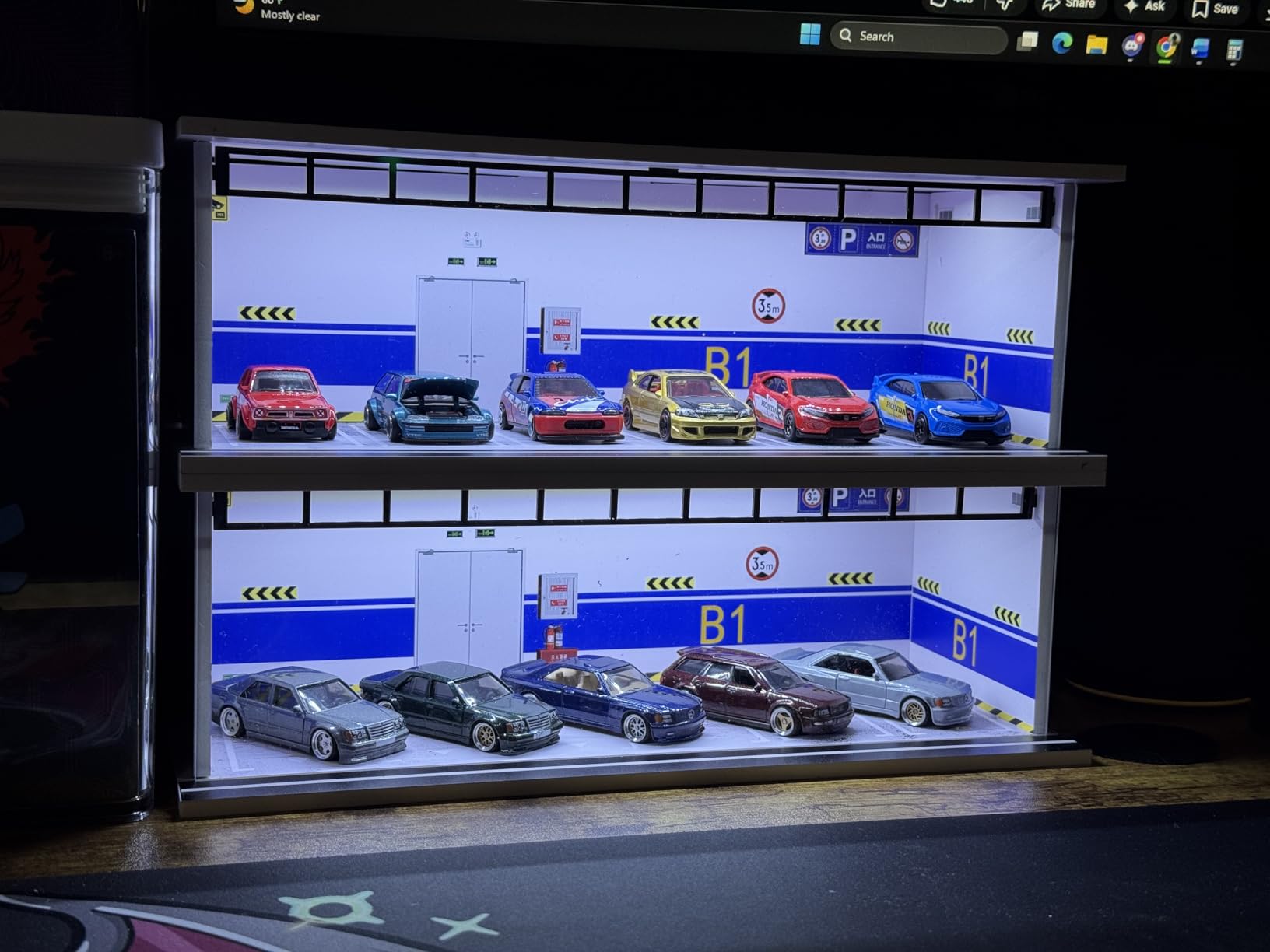 SAMYUCHO 1/64 Scale Diecast Display Case for Hot Wheels Matchbox Cars, Toy Car Model Mini Garage with LED Light and Acrylic Cover, Stackable Parking Lot Diorama Storage for Collection Present customer photo 1