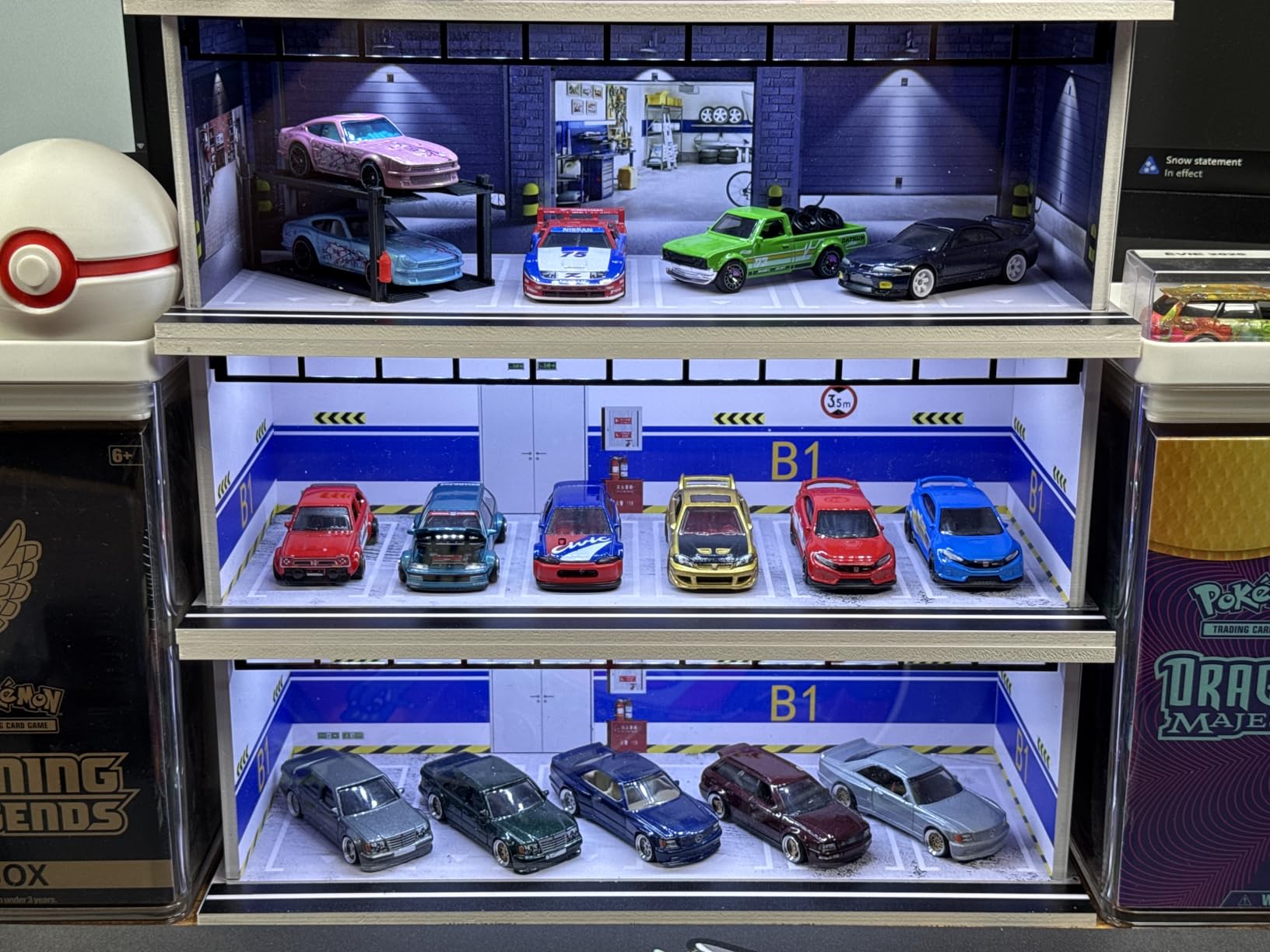 SAMYUCHO 1/64 Scale Diecast Display Case for Hot Wheels Matchbox Cars, Toy Car Model Mini Garage with LED Light and Acrylic Cover, Stackable Parking Lot Diorama Storage for Collection Present customer photo 2