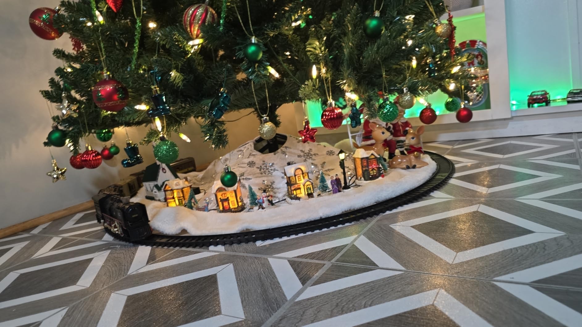 Funwee Electric Train Toy with Smoke, Lights and Sound, Train Set for Under Christmas Tree, Locomotive Train Model with Track, for 3 4-7 8+ Years Old Toddler Boys and Girls Birthday customer photo 2