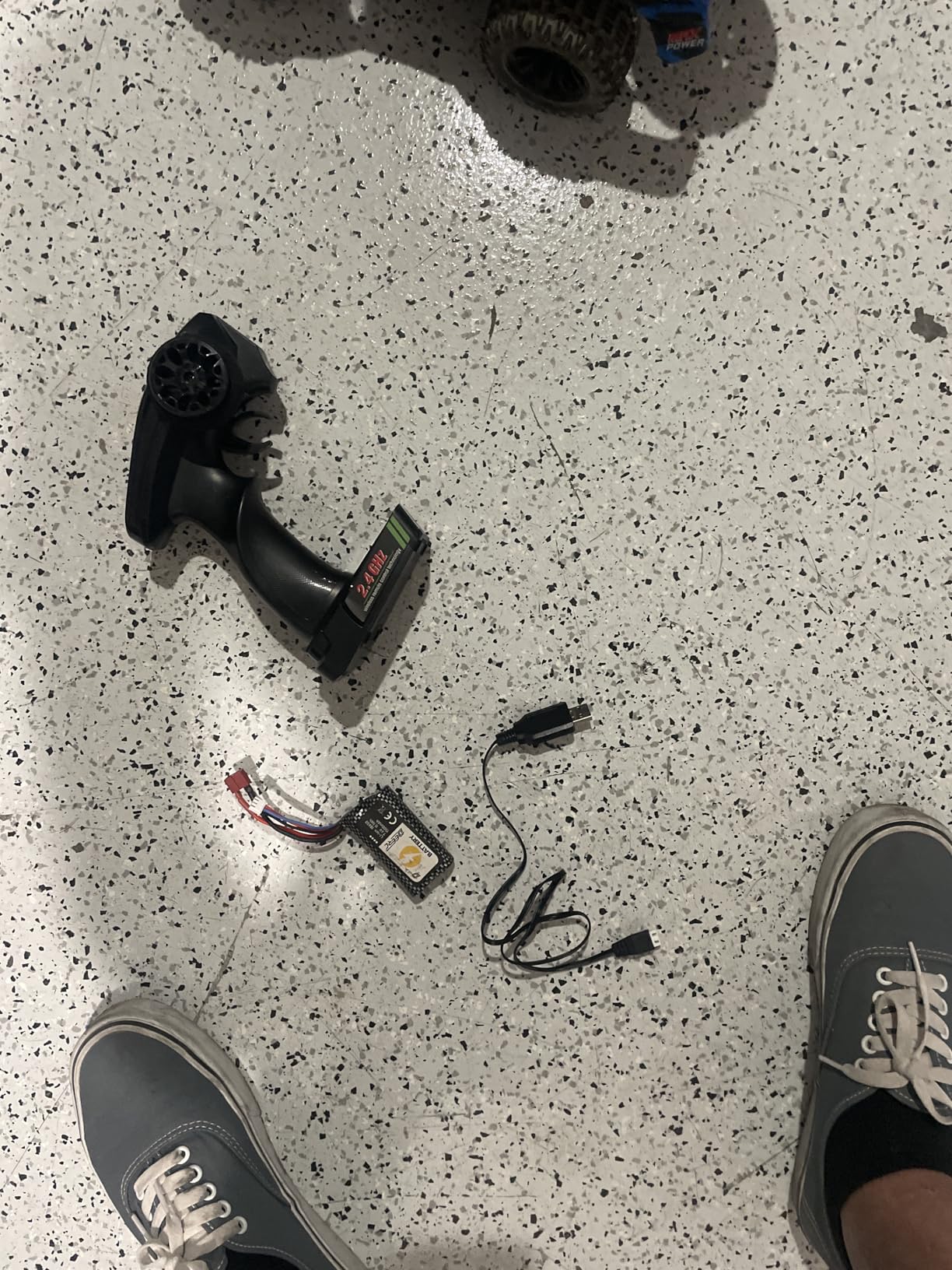 DEERC 1:12 Fast RC Cars 45KPH, 4WD High Speed Short Course RC Truck,Off-Road All Terrain Remote Control Car with 2 Rechargeable Batteries & Spare Tire,2.4GHz RC Monster Truck for Adults Kids Boys Gift customer photo 1