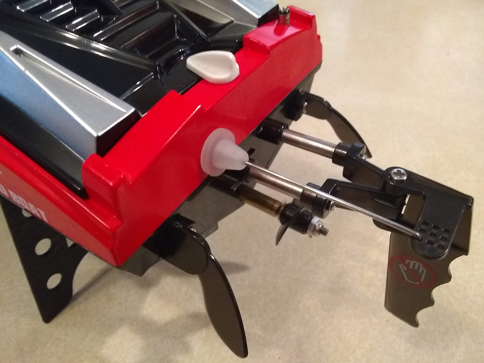 DEERC Fast RC Boat with LED Lights, 30+KM/H, High Speed Remote Control Racing Boat, Self-Righting, 2 Batteries, 24+ Mins, 2.4GHz Pool & Lake Toys for Kids & Adults customer photo 1