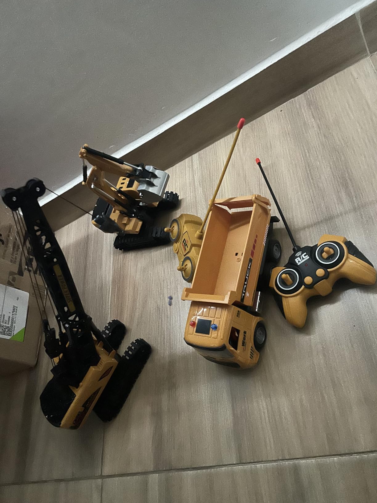 Jiakora Remote Control Crane Toy, 1:14 Scale RC Construction Vehicle with Metal Hook & 2 Batteries Included - Realistic Engineering Toy Truck, for Boys Girls 3 4 5 6 7 8 Years Old customer photo 2